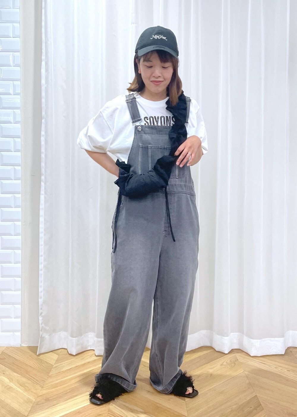 「デニムコーデ、休日コーデ、休日スタイル、Tシャツ、ロゴ、半袖、プリント、デニム、オールインワン、ロールアップ、サロペット、オーバーオール、夏コーデ、初秋コーデ、お出かけコーデ」｜「ROPE' PICNICのフリンジファーフラットサンダル（サンダル、ブラック系）」を使った、Yuriさん（レディース・159cm）の夏コーディネートの10枚目の写真