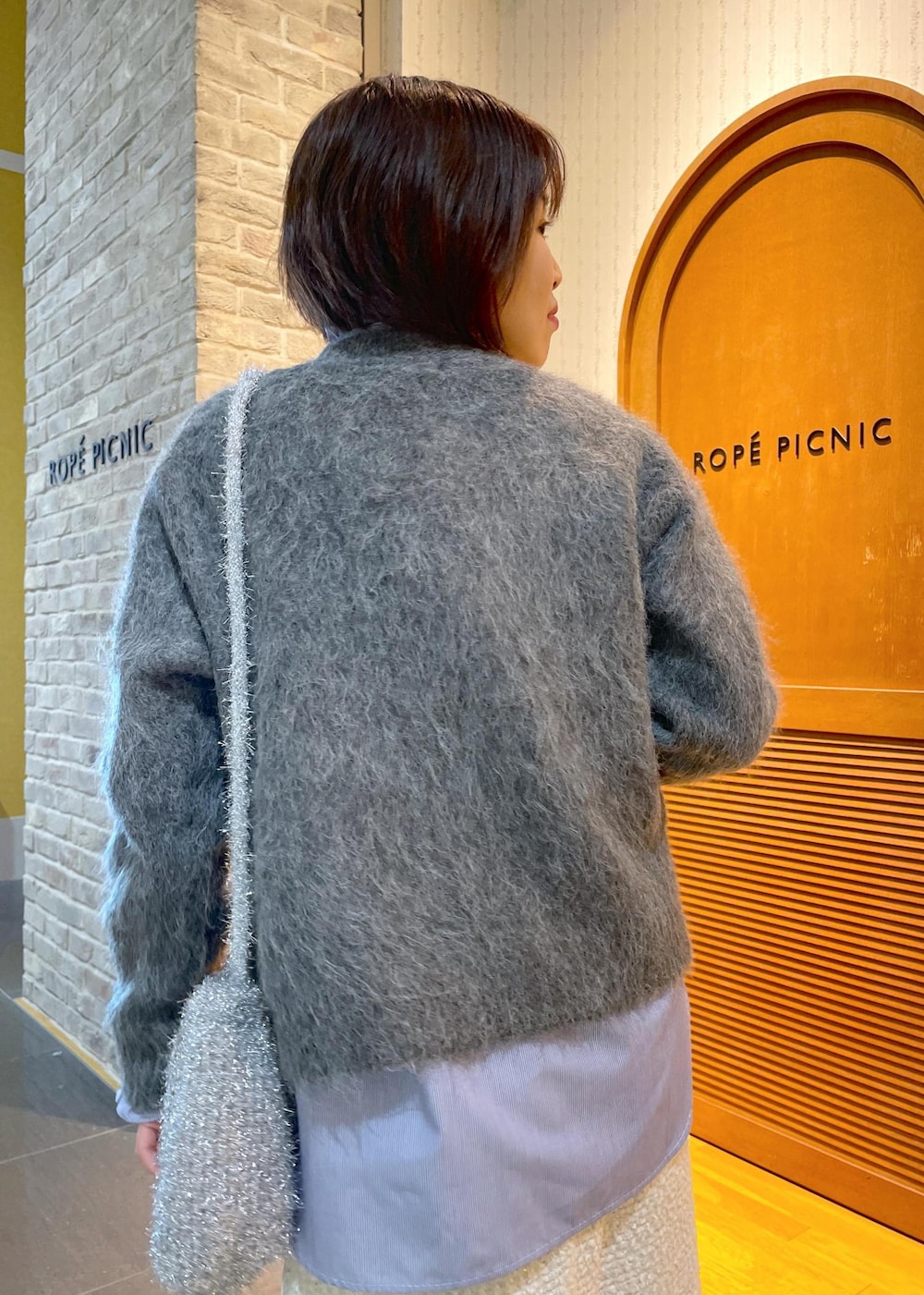 「ニットコーデ、長起毛ニット、長起毛、シャツコーデ、フリルシャツ、ストライプシャツ、ツイードスカート、ロングスカート、Aラインスカート、スカートコーデ、ミニバッグ、ラメニットバッグ、ラメニット、ブーツスタイル、サイドゴアブーツ」|「ROPE' PICNICのサイドゴアブーツ(ブーツ、ブラック系)」を使った、Yuriさん(レディース・159cm)の冬コーディネートの8枚目の写真