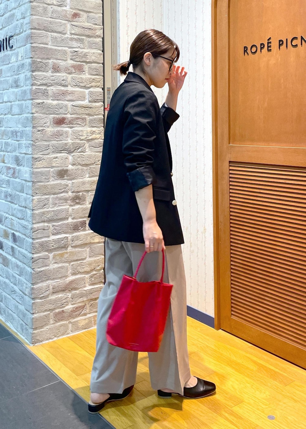 「ジャケットコーデ、ボーダートップス、ワイドパンツ、イージーパンツ、ミュール、ハンドバッグ、洗えるバッグ、カラーバッグ、カットソー、ボーダー、初秋コーデ、秋コーデ、お仕事コーデ、お出かけコーデ、女子会コーデ」|「ROPE' PICNICの細ボーダー天竺トップス/リンクコーデ(Tシャツ/カットソー、ホワイト系)」を使った、Yuriさん(レディース・159cm)の秋コーディネートの4枚目の写真