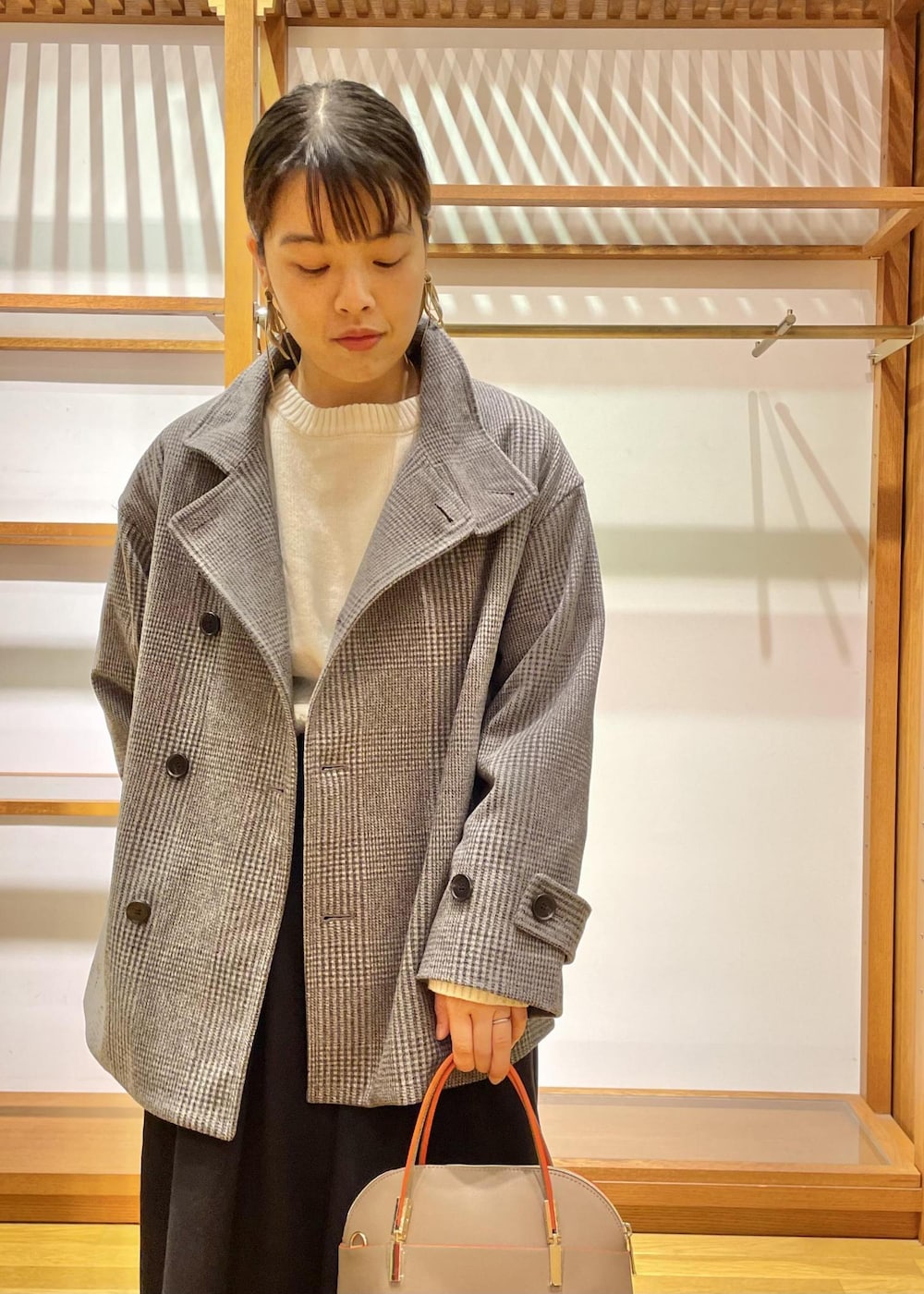 「きれいめカジュアル、大人カジュアル、通勤コーデ、秋コーデ、秋冬コーデ、冬コーデ、カーディガン、ニットカーディガン、ニットコーデ、ニット、クロップド丈、クロップド丈ニット、スカーチョ、パンツコーデ、アウターコーデ」｜「ROPE' PICNICの軽量レクタンメタルミドルラウンドボストン＆ショルダーバッグ（ショルダーバッグ、ベージュ系）」を使った、Yuriさん（レディース・159cm）の秋コーディネートの3枚目の写真