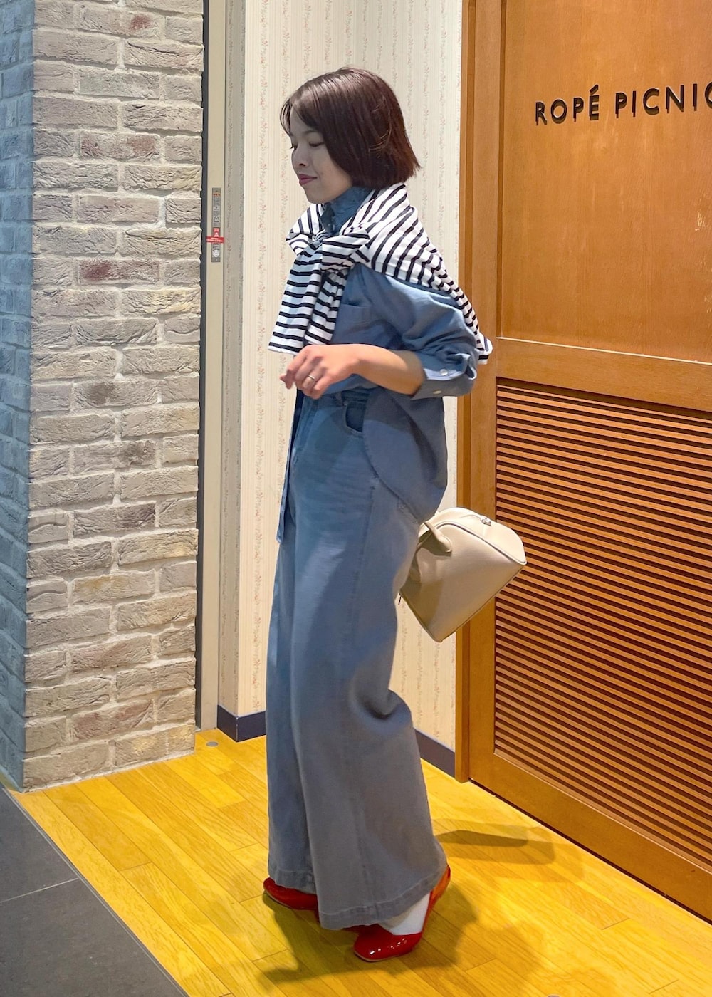 「シャツコーデ、デニムシャツコーデ、デニムシャツ、フリルカラーシャツ、フリルカラー、デニムコーデ、ワイドデニム、フラットシューズ、ハンドバッグ、パール、パールネックレス、きれいめカジュアル、きれいめカジュアルコーデ、休日コーデ、休日スタイル」｜「ROPE' PICNICの刺繍入りボーダーカットトップス（Tシャツ/カットソー、ブルー系）」を使った、Yuriさん（レディース・159cm）の冬コーディネートの2枚目の写真
