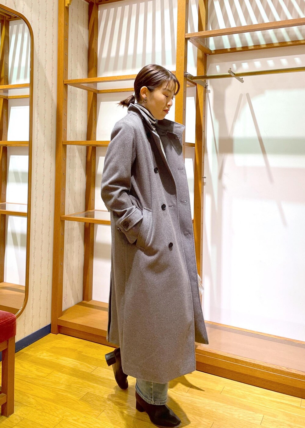 「大人カジュアル、お出かけ、お出かけコーデ、マニッシュ、ハンサム、休日スタイル、コート、アウター、アウターコーデ、スタンドカラーコート、ロングコート、スタンドカラー、タートルネック、タートルネックニット、ニット」｜「ROPE' PICNICのソフトストレッチブーツ（ブーツ、ブラック系）」を使った、Yuriさん（レディース・159cm）の冬コーディネートの4枚目の写真