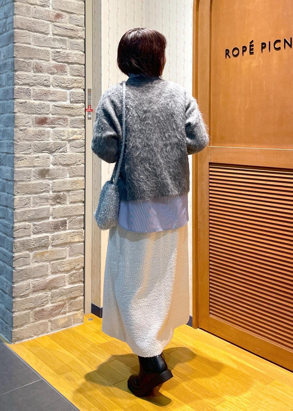 「ニットコーデ、長起毛ニット、長起毛、シャツコーデ、フリルシャツ、ストライプシャツ、ツイードスカート、ロングスカート、Aラインスカート、スカートコーデ、ミニバッグ、ラメニットバッグ、ラメニット、ブーツスタイル、サイドゴアブーツ」|「ROPE' PICNICのサイドゴアブーツ(ブーツ、ブラック系)」を使った、Yuriさん(レディース・159cm)の冬コーディネートの3枚目の写真