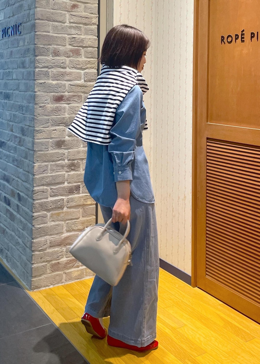 「シャツコーデ、デニムシャツコーデ、デニムシャツ、フリルカラーシャツ、フリルカラー、デニムコーデ、ワイドデニム、フラットシューズ、ハンドバッグ、パール、パールネックレス、きれいめカジュアル、きれいめカジュアルコーデ、休日コーデ、休日スタイル」｜「ROPE' PICNICの刺繍入りボーダーカットトップス（Tシャツ/カットソー、ブルー系）」を使った、Yuriさん（レディース・159cm）の冬コーディネートの4枚目の写真
