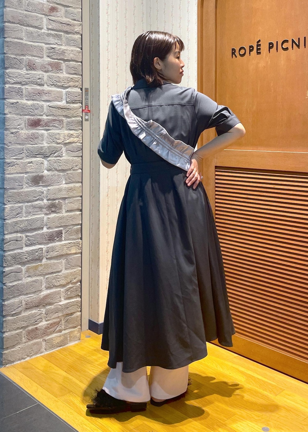 「休日スタイル、休日コーデ、デニムコーデ、カラーデニム、フレアデニム、ワンピースコーデ、夏コーデ、初秋コーデ、お出かけコーデ、旅行コーデ、推し活コーデ、大人カジュアル、レイヤード、体型カバー、カジュアルコーデ」｜「ROPE' PICNICのシャーリングフリルショルダーバッグ（ショルダーバッグ、グレー系）」を使った、Yuriさん（レディース・159cm）の夏コーディネートの2枚目の写真