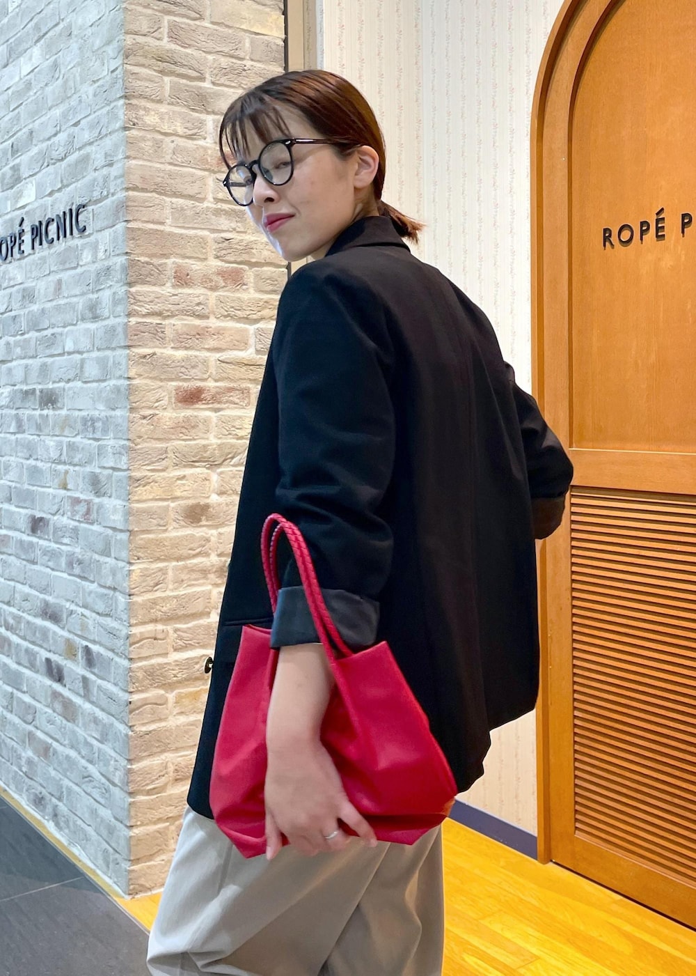 「ジャケットコーデ、ボーダートップス、ワイドパンツ、イージーパンツ、ミュール、ハンドバッグ、洗えるバッグ、カラーバッグ、カットソー、ボーダー、初秋コーデ、秋コーデ、お仕事コーデ、お出かけコーデ、女子会コーデ」|「ROPE' PICNICの細ボーダー天竺トップス/リンクコーデ(Tシャツ/カットソー、ホワイト系)」を使った、Yuriさん(レディース・159cm)の秋コーディネートの6枚目の写真