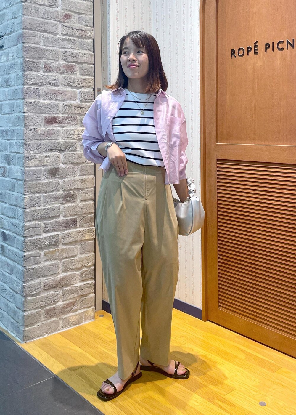 「シアー、シアーシャツ、サマーニット、接触冷感、テーパードパンツ、ハイウエスト、ピンク、シャツ、プルオーバー、クルーネック、ボーダー、センタープレス、フラット、ペタンコ、夏コーデ」|「ROPE' PICNICのスキニーストラップフラットサンダル(サンダル、ブラック系)」を使った、Yuriさん(レディース・159cm)の夏コーディネートの9枚目の写真