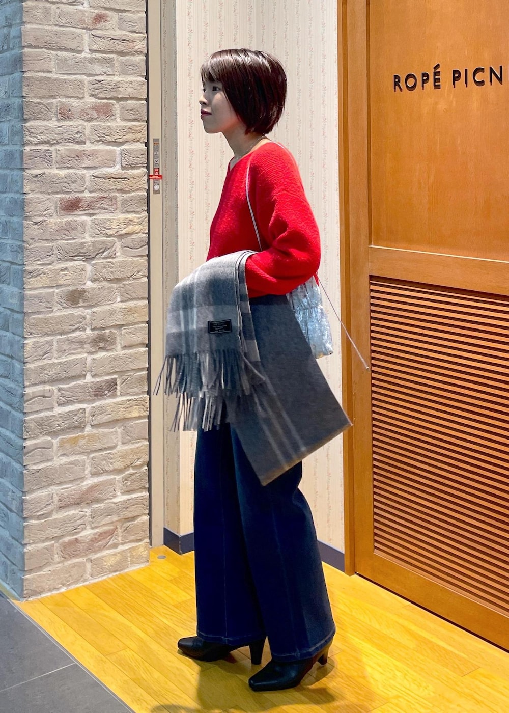 「ニットコーデ、カラーニットコーデ、カラーニット、赤ニット、赤ニットコーデ、もちふわニット、Vネックニット、デニムコーデ、フレアデニム、アンクルブーティ、ワンショルバッグ、シャーリングバッグ、メタリックバッグ、メタリック、ストールコーデ」|「ROPE' PICNICの【WEB限定カラー:ライトグレー】洗濯機OK/もちふわVネックニットプルオーバー(ニット/セーター、レッド系)」を使った、Yuriさん(レディース・159cm)の冬コーディネートの2枚目の写真