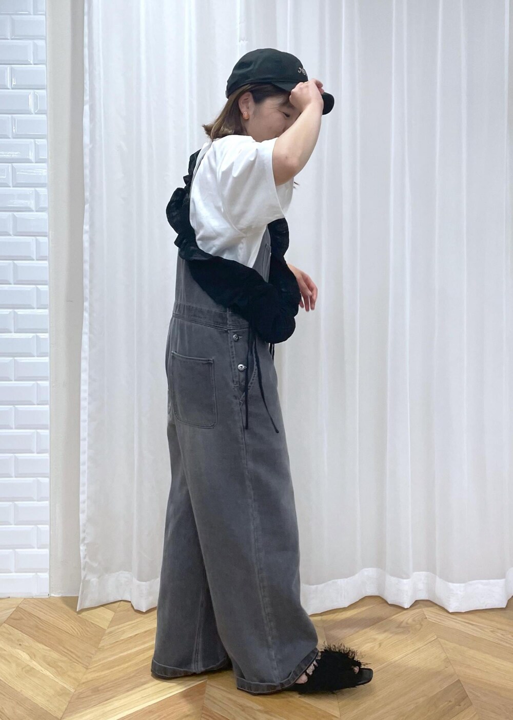 「デニムコーデ、休日コーデ、休日スタイル、Tシャツ、ロゴ、半袖、プリント、デニム、オールインワン、ロールアップ、サロペット、オーバーオール、夏コーデ、初秋コーデ、お出かけコーデ」｜「ROPE' PICNICのフリンジファーフラットサンダル（サンダル、ブラック系）」を使った、Yuriさん（レディース・159cm）の夏コーディネートの4枚目の写真