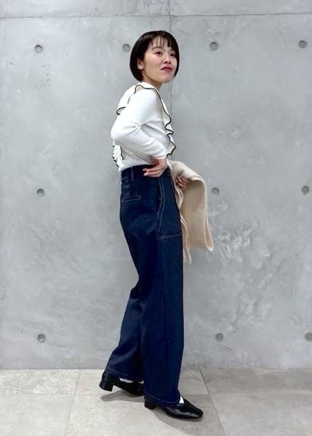 「ニットコーデ、フリルニット、ベイカーパンツ、コクーンパンツ、バブーシュ、ミニバッグ、ショルダーバッグ、マフラー、マフラーコーデ、休日スタイル、休日コーデ、秋コーデ、初冬コーデ、デートコーデ、お出かけコーデ」｜「ROPE' PICNICのランダムリブフリルニット配色プルオーバー/洗濯機OK（ニット/セーター、ホワイト系）」を使った、Yuriさん（レディース・159cm）の秋コーディネートの2枚目の写真