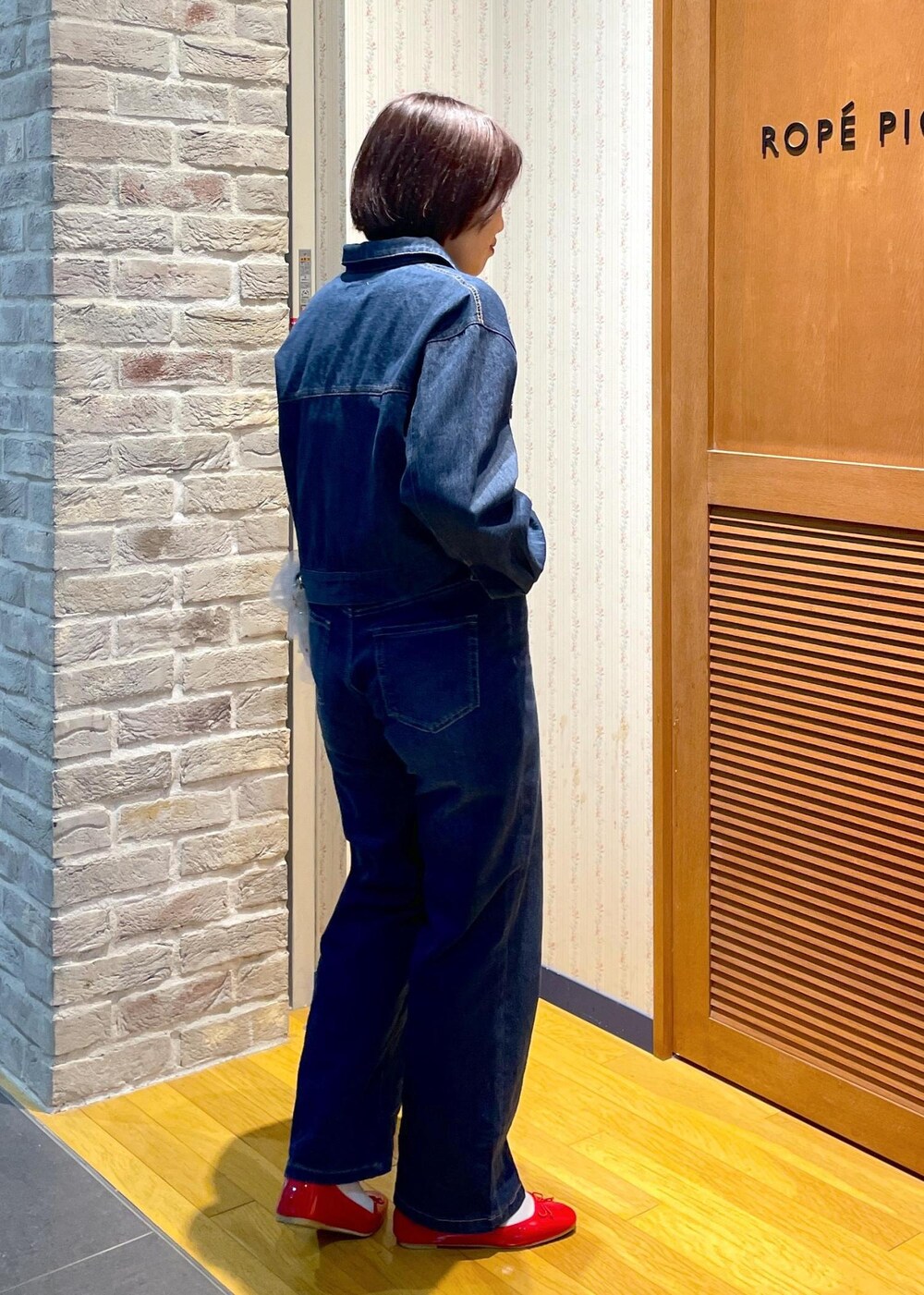 「デニムジャケットコーデ、春アウターコーデ、春アウター、シアー、シアーカットソー、デニムコーデ、フレアデニム、フラットシューズ、フリルバッグ、チュールフリルバッグ、チェーンショルダーバッグ、休日コーデ、休日スタイル、初春コーデ、春コーデ」｜「ROPE' PICNICの新色追加/シアーカットクルーネックプルオーバー（Tシャツ/カットソー、ブルー系）」を使った、Yuriさん（レディース・159cm）の冬コーディネートの4枚目の写真