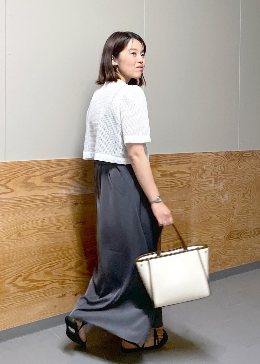「大人カジュアル、きれいめカジュアル、夏コーデ、お出かけ、お出かけコーデ、デート、デートコーデ、ジャケット、ジャケットコーデ、カーディジャケット、ロングスカート、サテンスカート、サテン、キャンバスバッグ、ハンドバッグ」｜「ROPE' PICNICのキャンバスコンビミドルトート＆ショルダーバッグ（トートバッグ、ホワイト系）」を使った、Yuriさん（レディース・159cm）の春コーディネートの4枚目の写真