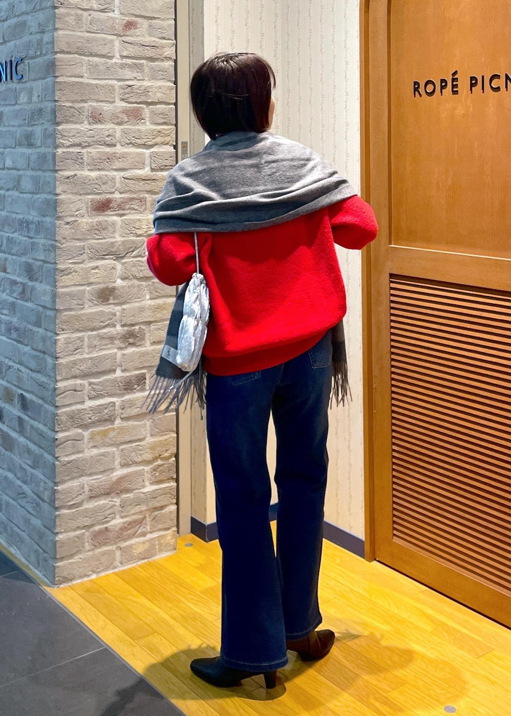 「ニットコーデ、カラーニットコーデ、カラーニット、赤ニット、赤ニットコーデ、もちふわニット、Vネックニット、デニムコーデ、フレアデニム、アンクルブーティ、ワンショルバッグ、シャーリングバッグ、メタリックバッグ、メタリック、ストールコーデ」|「ROPE' PICNICの【WEB限定カラー:ライトグレー】洗濯機OK/もちふわVネックニットプルオーバー(ニット/セーター、レッド系)」を使った、Yuriさん(レディース・159cm)の冬コーディネートの10枚目の写真