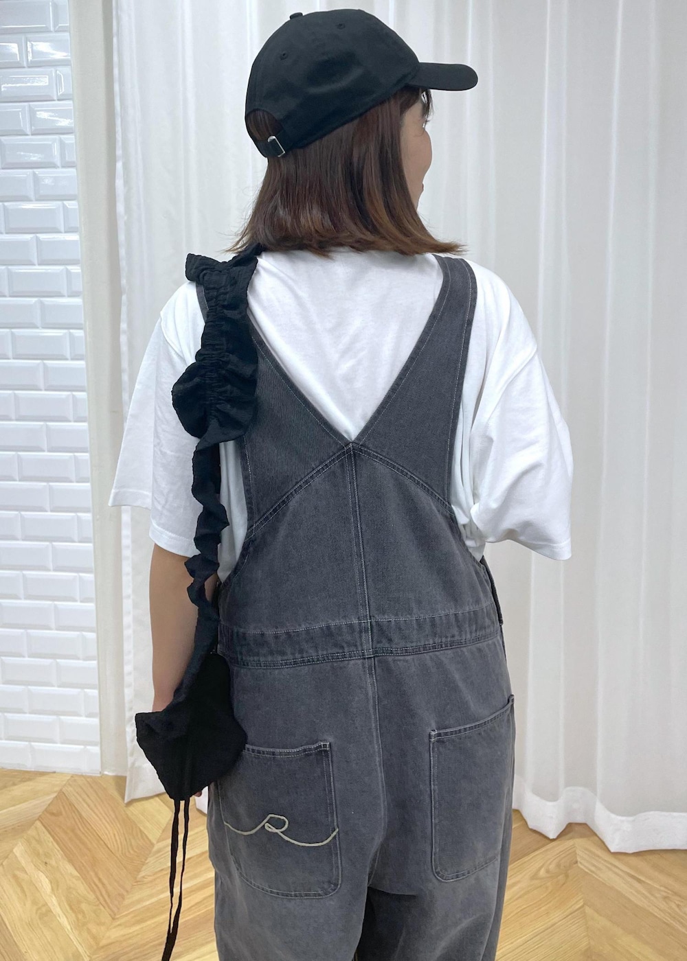 「デニムコーデ、休日コーデ、休日スタイル、Tシャツ、ロゴ、半袖、プリント、デニム、オールインワン、ロールアップ、サロペット、オーバーオール、夏コーデ、初秋コーデ、お出かけコーデ」｜「ROPE' PICNICのフリンジファーフラットサンダル（サンダル、ブラック系）」を使った、Yuriさん（レディース・159cm）の夏コーディネートの3枚目の写真