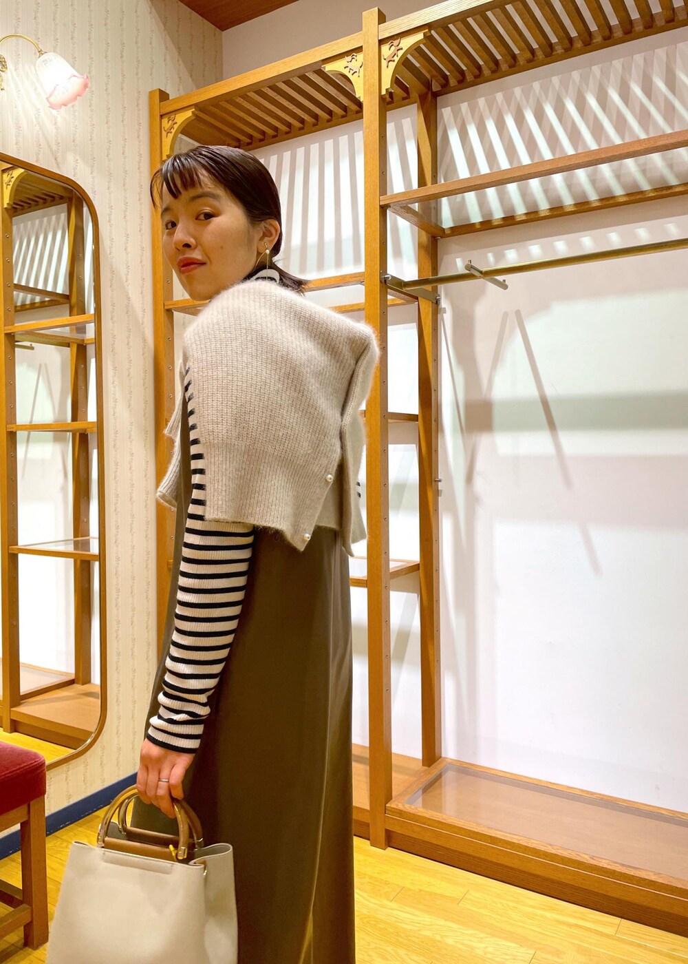 「大人カジュアル、きれいめカジュアル、お出かけコーデ、休日スタイル、ジャンスカコーデ、ジャンスカ、ワンピース、リブニット、タートルネック、ボーダー、カーディガン、FOX混ニット、ふわふわニット、ジャンパースカート、冬コーデ」｜「ROPE' PICNICのソフトストレッチブーツ（ブーツ、ブラック系）」を使った、Yuriさん（レディース・159cm）の秋コーディネートの6枚目の写真