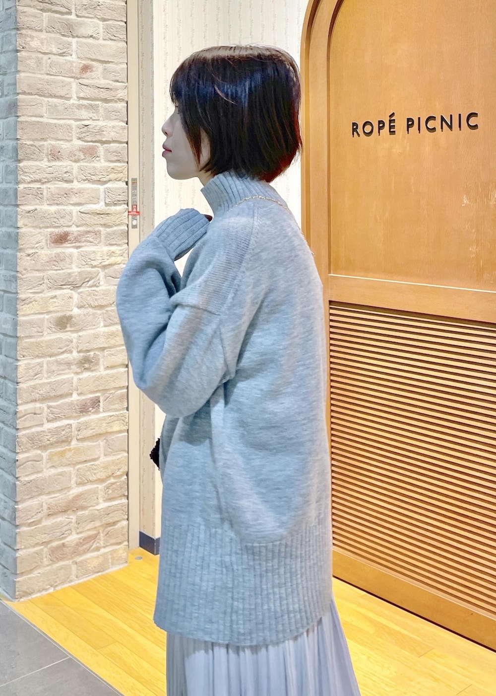 「ニットコーデ、ハイネックニット、オーバーサイズニット、グレーニット、グレーニットコーデ、ロングスカート、プリーツスカート、着丈が選べるスカート、ミニバッグ、スパンコールバッグ、スパンコール、チェーンショルダー、ロングブーツ、きれいめカジュアル、きれいめカジュアルコーデ」｜「ROPE' PICNICのセンターラインミドル丈ハイネックニットプルオーバー/帯電防止・洗濯機OK・リンクコーデ（ニット/セーター、グレー系）」を使った、Yuriさん（レディース・159cm）の冬コーディネートの7枚目の写真