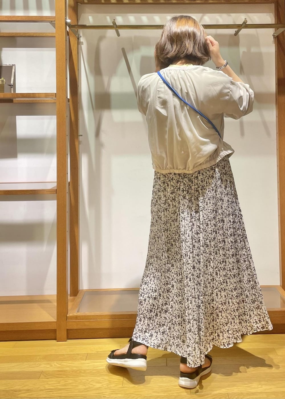 「夏コーデ、夏服コーデ、夏服、tシャツ、tシャツコーデ、カラーtシャツ、イエロー、お出かけ、旅行、旅行コーデ、お出かけコーデ、ロングスカート、小花柄、小花柄スカート、大人カジュアル」｜「ROPE' PICNICのUVケア・手洗いOK/ライトブルゾン（ブルゾン、ベージュ系）」を使った、Yuriさん（レディース・159cm）の夏コーディネートの4枚目の写真
