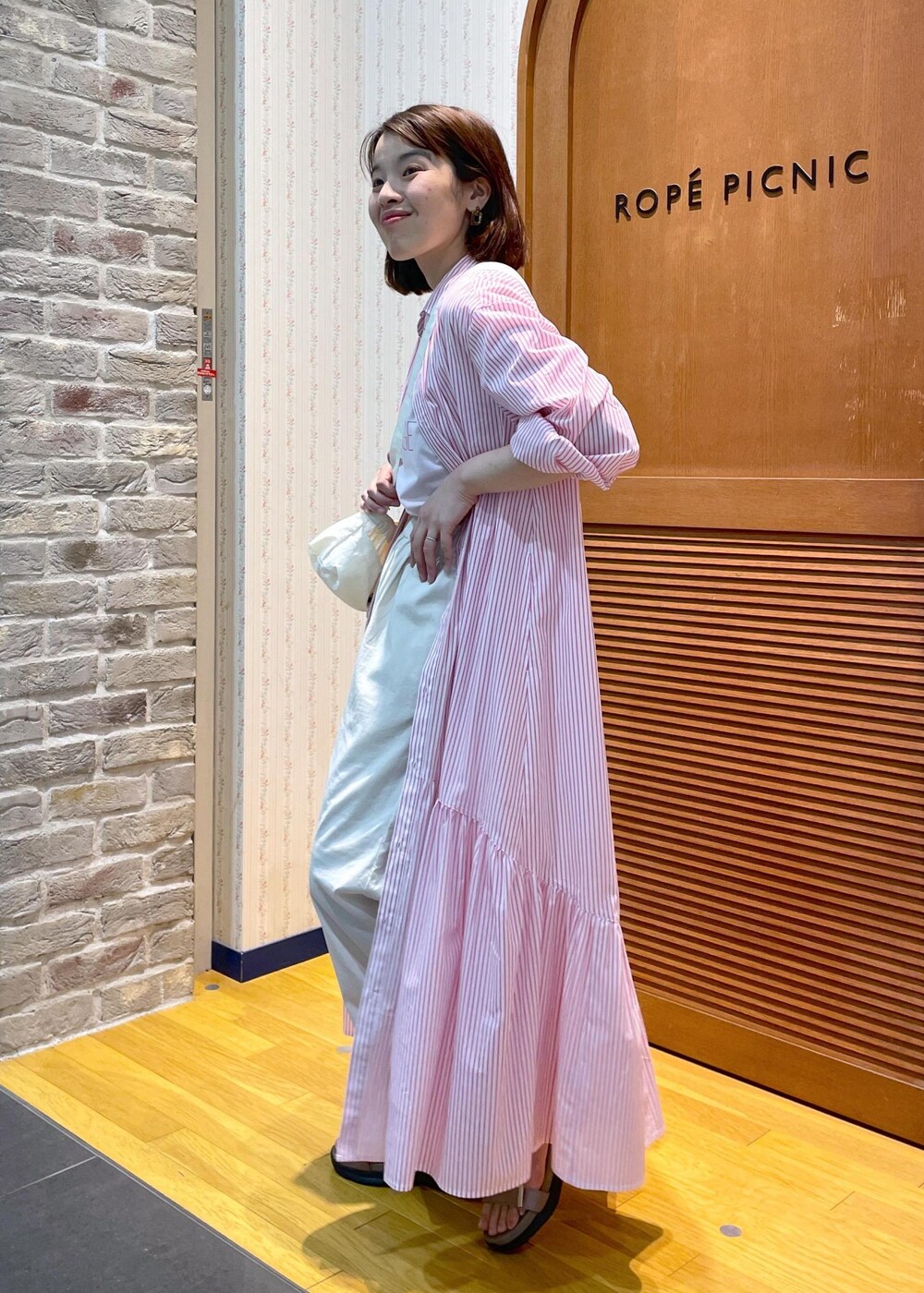「大人カジュアル、ラフコーデ、お出かけ、お出かけコーデ、休日スタイル、春コーデ、初夏コーデ、春カラー、ワンピース、ワンピースコーデ、シャツワンピース、ストライプシャツ、ストライプ、ロゴTシャツ、ワイドパンツ」｜「ROPE' PICNICのワニカンベルクロスニーカーサンダル（サンダル、ベージュ系）」を使った、Yuriさん（レディース・159cm）の春コーディネートの2枚目の写真