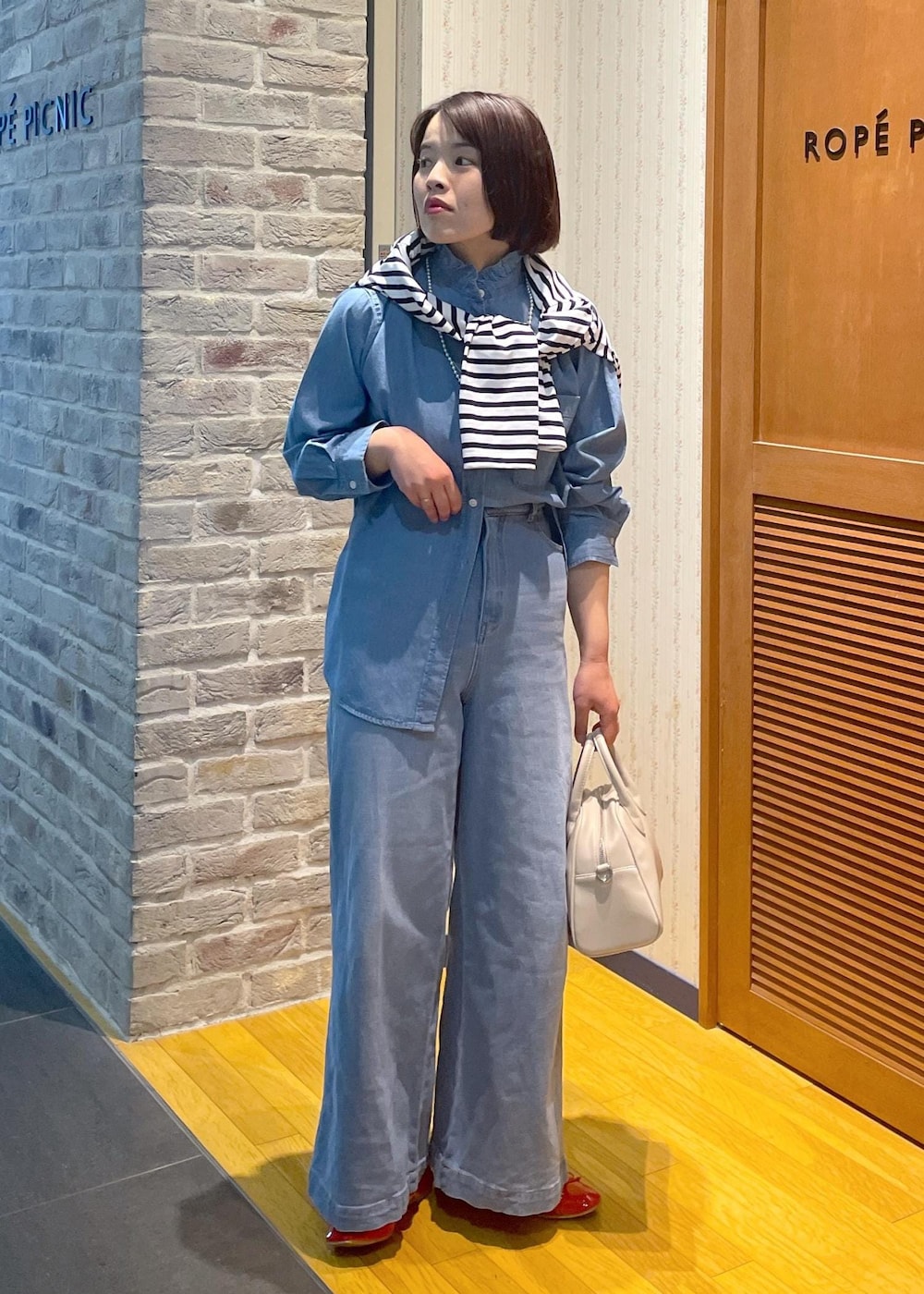 「シャツコーデ、デニムシャツコーデ、デニムシャツ、フリルカラーシャツ、フリルカラー、デニムコーデ、ワイドデニム、フラットシューズ、ハンドバッグ、パール、パールネックレス、きれいめカジュアル、きれいめカジュアルコーデ、休日コーデ、休日スタイル」｜「ROPE' PICNICの刺繍入りボーダーカットトップス（Tシャツ/カットソー、ブルー系）」を使った、Yuriさん（レディース・159cm）の冬コーディネートの5枚目の写真