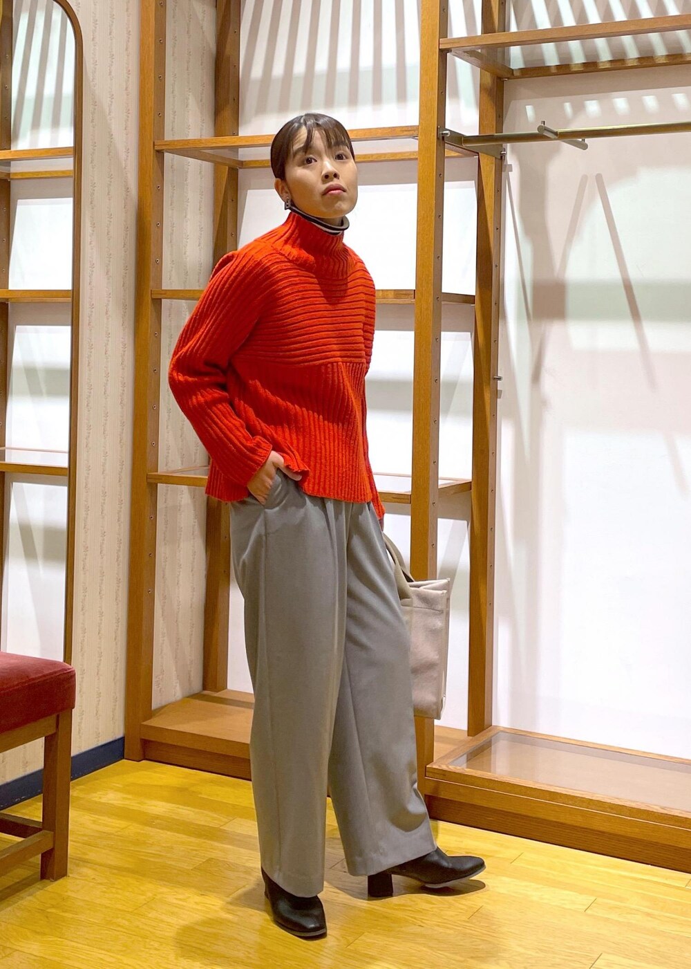 「大人カジュアル、休日スタイル、お出かけコーデ、リラックスコーデ、帰省、帰省コーデ、ニット、ニットコーデ、カラーニット、ボーダー、レイヤード、レイヤードスタイル、ワイドパンツ、裏起毛パンツ、ブーツ」｜「ROPE' PICNICのパチパチしにくい・洗濯機OK/スタイルアップが叶うクロップドリブ切り替えニット（ニット/セーター、レッド系）」を使った、Yuriさん（レディース・159cm）の冬コーディネートの4枚目の写真