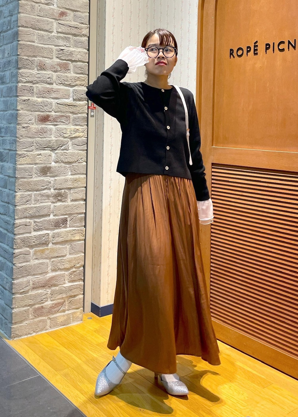 「コンパクト丈、リブニット、チュール、スカーチョ、秋カラー、秋カラーコーデ、ミュール、グリッター、ミニバッグ、休日コーデ、休日スタイル、秋コーデ、デートコーデ、お出かけコーデ、女子会コーデ」｜「ROPE' PICNICの袖ラメシアー＆袖チュールプルオーバー（ニット/セーター、グレー系）」を使った、Yuriさん（レディース・159cm）の秋コーディネートの10枚目の写真