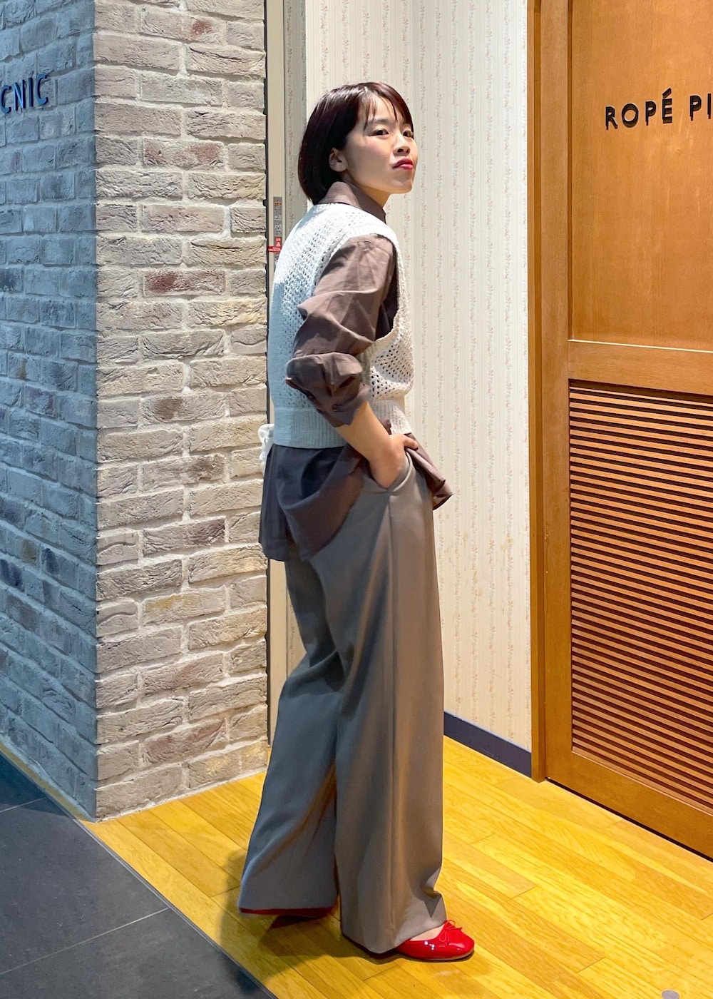 「シャツコーデ、綿ボイルシャツ、ブラウンシャツ、ニットベスト、ラメニットベスト、ワイドパンツ、フラットシューズ、フリルバッグ、チェーンショルダーバッグ、きれいめカジュアル、きれいめカジュアルコーデ、休日コーデ、休日スタイル、春コーデ、お出かけコーデ」｜「ROPE' PICNICの透かし編みラメニットベスト（ベスト、ホワイト系）」を使った、Yuriさん（レディース・159cm）の冬コーディネートの2枚目の写真