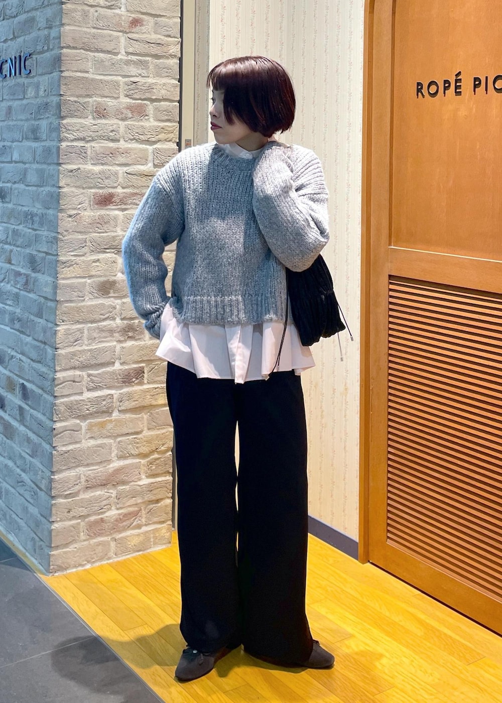 イエロー系のムートンコート、ブラック系のその他パンツ、グレー系のパンプスを着用したレディースの冬コーディネートの9枚目の写真