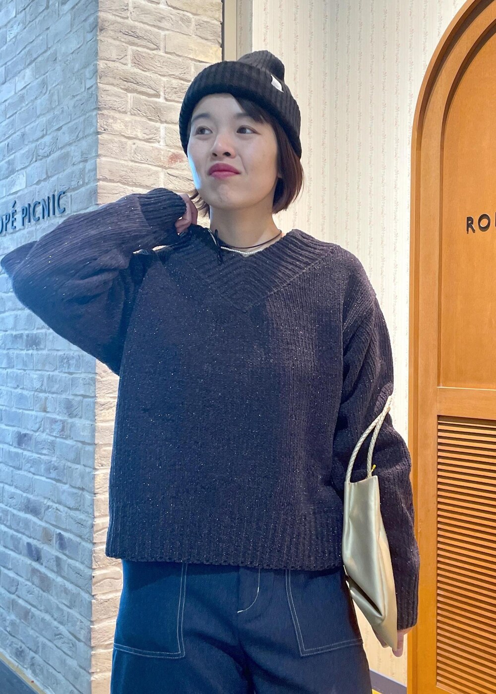 「ニットコーデ、ラメニット、ラメニットコーデ、モールニット、モールニットコーデ、Vネックニット、Vネックニットコーデ、ベイカーパンツ、コクーンパンツ、ハンドバッグ、メタリックバッグ、メタリック、モックシューズ、キルティングシューズ、キルティング」｜「ROPE' PICNICの【新色追加】洗えるメッシュハンドルミドルトートバッグ（トートバッグ、ゴールド系）」を使った、Yuriさん（レディース・159cm）の冬コーディネートの6枚目の写真