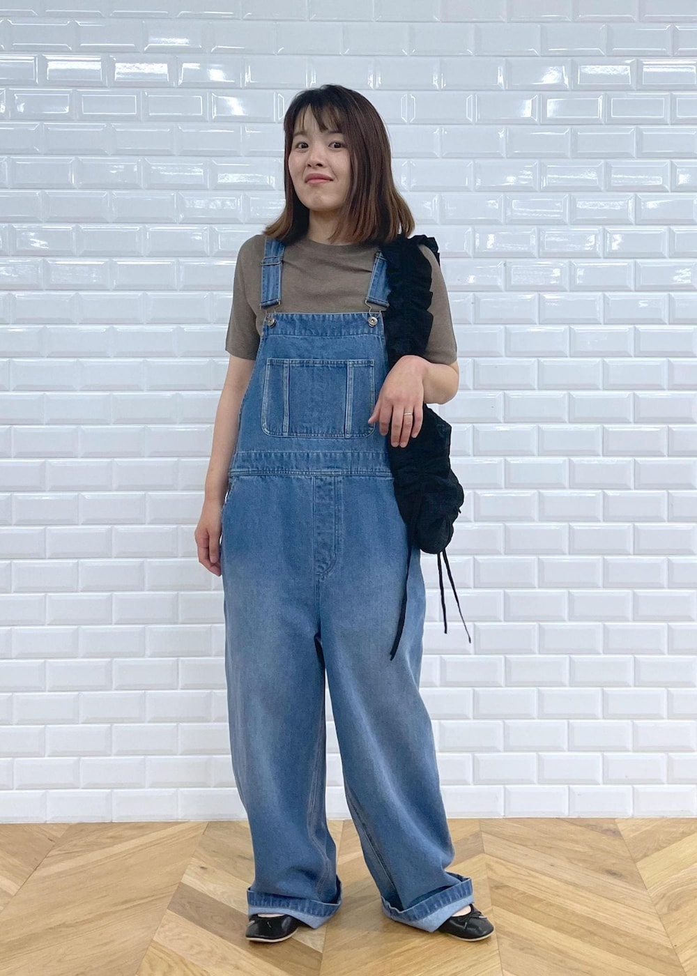 「デニムコーデ、ラメニット、07WPreorder_pickup、プルオーバー、ニット、半袖、クルーネック、デニム、ライトブルー、サロペット、オーバーオール、パンプス、フラット、夏コーデ、初秋コーデ」｜「ROPE' PICNICのスパークナイロンハーフスリーブニットプルオーバー（ニット/セーター、その他）」を使った、Yuriさん（レディース・159cm）の夏コーディネートの10枚目の写真