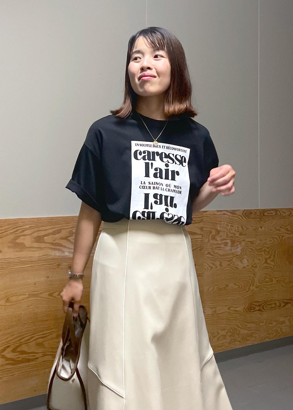 「Tシャツ、ロゴ、半袖、クルーネック、グラフィック、英字、ロング、フレア、フレアスカート、フラット、ローヒール、ペタンコ、夏コーデ、初秋コーデ、デートコーデ」｜「ROPE' PICNICのキャンバスコンビミドルトート＆ショルダーバッグ（トートバッグ、ホワイト系）」を使った、Yuriさん（レディース・159cm）の夏コーディネートの5枚目の写真