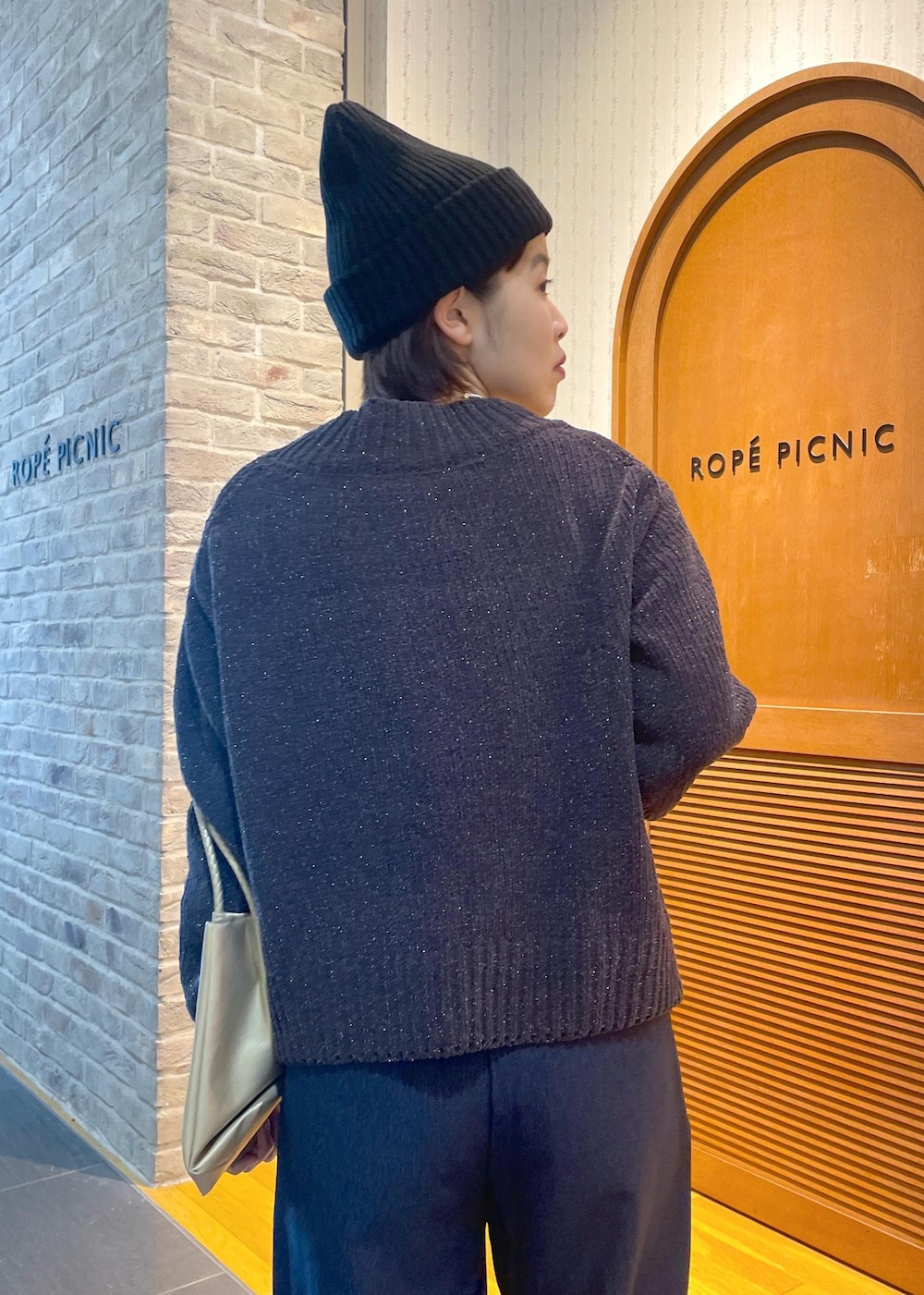 「ニットコーデ、ラメニット、ラメニットコーデ、モールニット、モールニットコーデ、Vネックニット、Vネックニットコーデ、ベイカーパンツ、コクーンパンツ、ハンドバッグ、メタリックバッグ、メタリック、モックシューズ、キルティングシューズ、キルティング」｜「ROPE' PICNICの【新色追加】洗えるメッシュハンドルミドルトートバッグ（トートバッグ、ゴールド系）」を使った、Yuriさん（レディース・159cm）の冬コーディネートの8枚目の写真