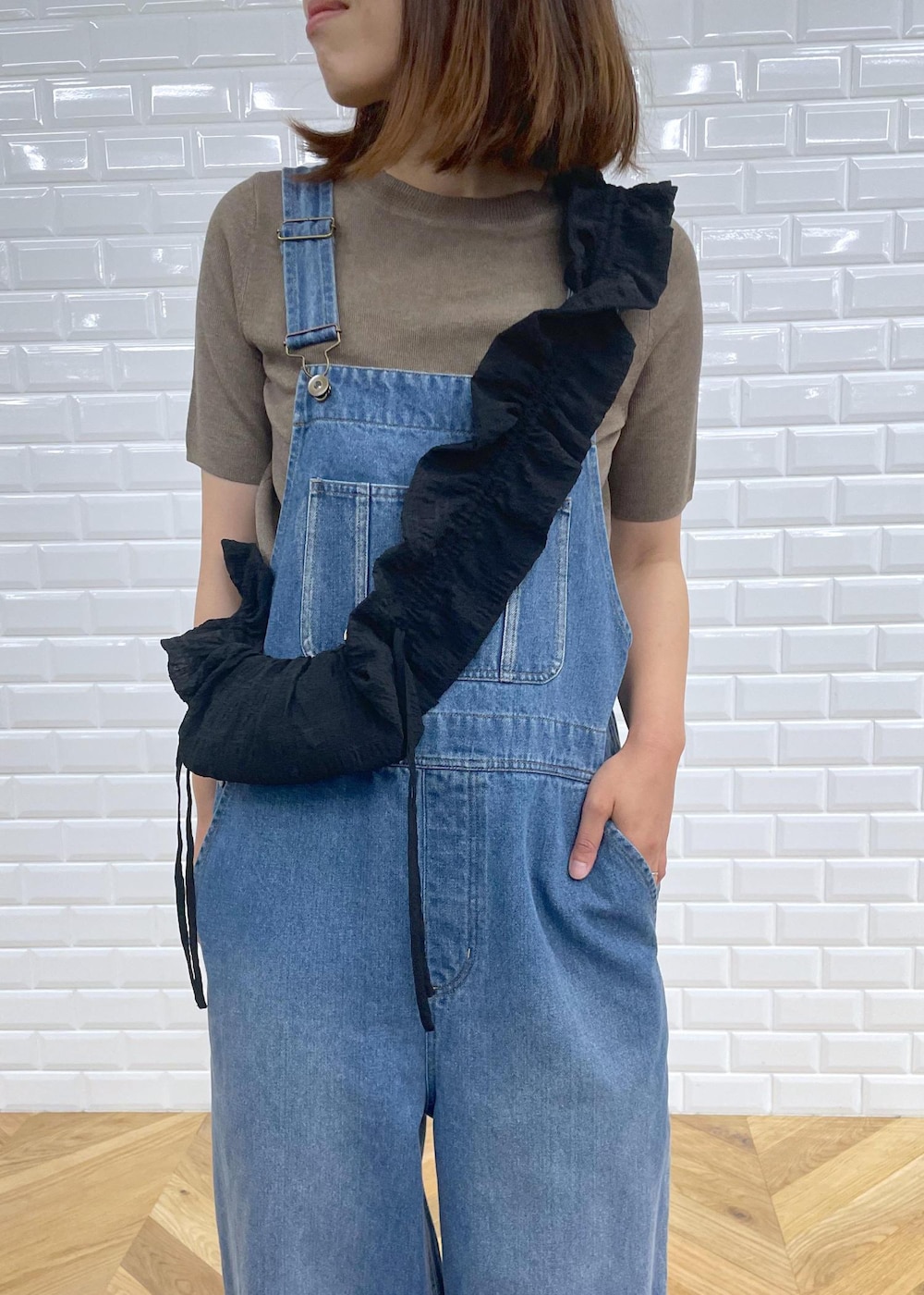 「デニムコーデ、ラメニット、07WPreorder_pickup、プルオーバー、ニット、半袖、クルーネック、デニム、ライトブルー、サロペット、オーバーオール、パンプス、フラット、夏コーデ、初秋コーデ」｜「ROPE' PICNICのスパークナイロンハーフスリーブニットプルオーバー（ニット/セーター、その他）」を使った、Yuriさん（レディース・159cm）の夏コーディネートの7枚目の写真