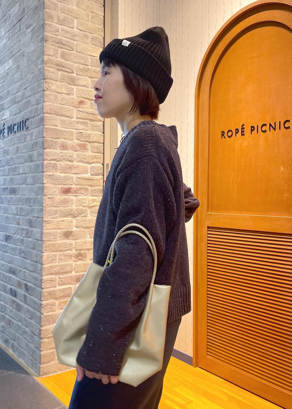 「ニットコーデ、ラメニット、ラメニットコーデ、モールニット、モールニットコーデ、Vネックニット、Vネックニットコーデ、ベイカーパンツ、コクーンパンツ、ハンドバッグ、メタリックバッグ、メタリック、モックシューズ、キルティングシューズ、キルティング」｜「ROPE' PICNICの【新色追加】洗えるメッシュハンドルミドルトートバッグ（トートバッグ、ゴールド系）」を使った、Yuriさん（レディース・159cm）の冬コーディネートの7枚目の写真