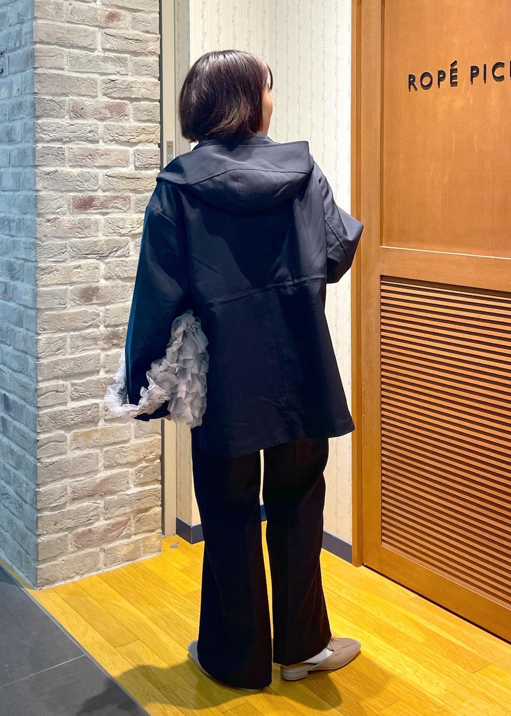 「2BUY10%OFF対象商品、初春コーデ、春コーデ、お仕事コーデ、お出かけコーデ、女子会コーデ、大人カジュアル、レイヤード、パンツスタイル、体型カバー、カジュアルコーデ、きれいめコーデ、ベーシック、ROPÉ PICNIC、ナチュラル」｜「ROPE' PICNICの花粉ガード・防シワ/レギュラーシャツ（シャツ/ブラウス、ピンク系）」を使った、Yuriさん（レディース・159cm）の春コーディネートの3枚目の写真