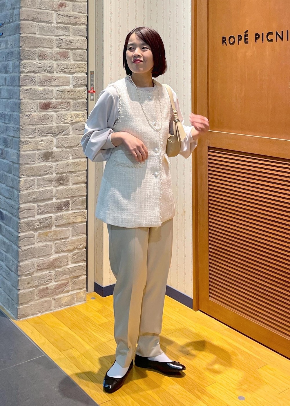 「初春コーデ、春コーデ、セレモニーコーデ、入学式コーデ、入園式コーデ、レイヤード、パンツスタイル、体型カバー、カジュアルコーデ、シンプルコーデ、きれいめコーデ、ベーシック、ROPÉ PICNIC、ナチュラル、イエベ春」｜「ROPE' PICNICのタックインしやすいカットジョーゼットトップス（Tシャツ/カットソー、グレー系）」を使った、Yuriさん（レディース・159cm）の春コーディネートの5枚目の写真