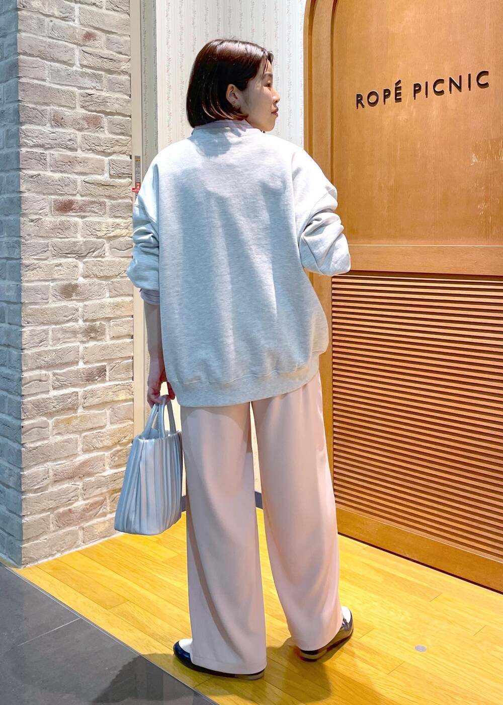 ピンク系のシャツ/ブラウス、ピンク系のその他パンツ、グレー系のスウェットを着用したレディースの冬コーディネートの3枚目の写真