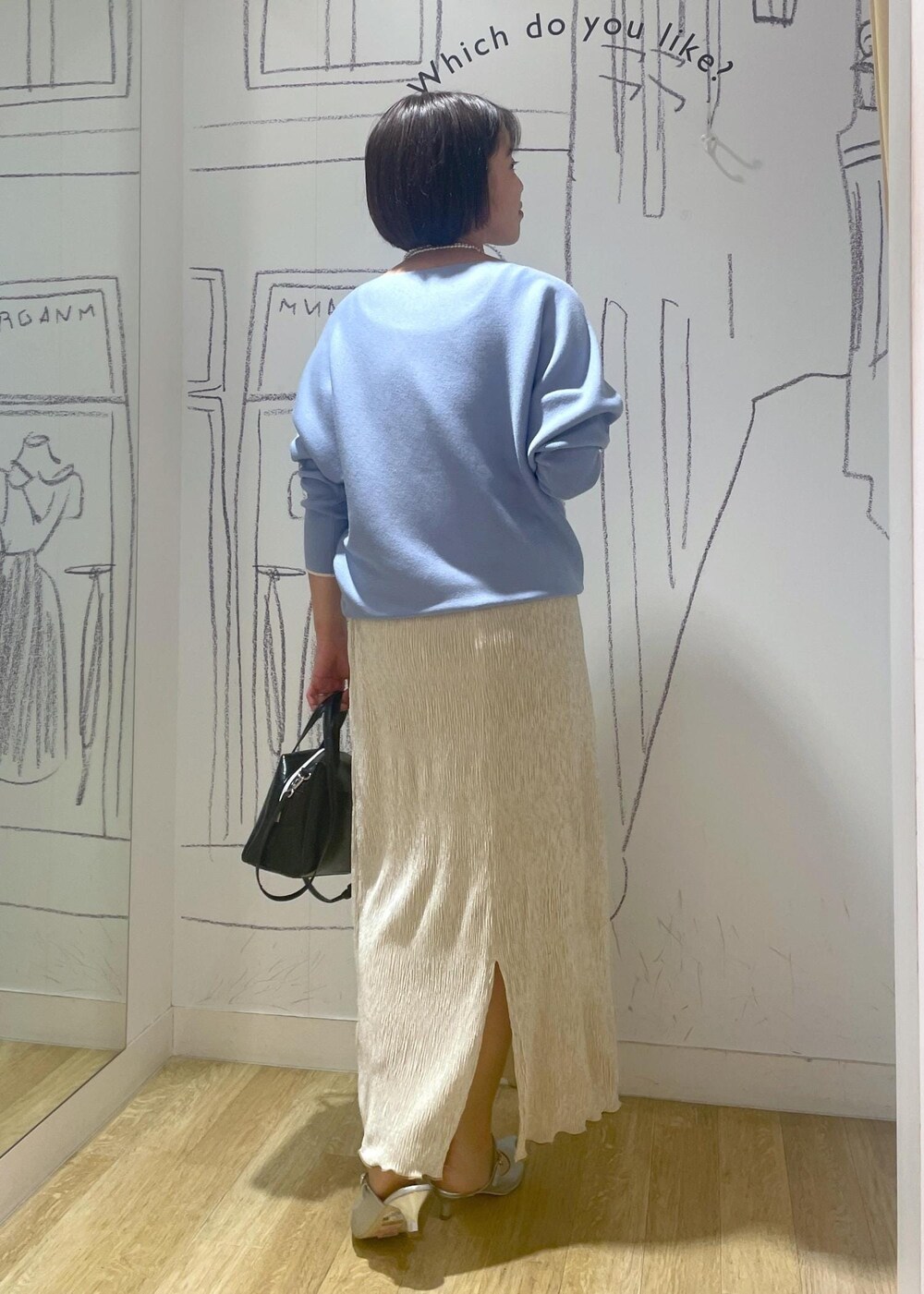 「ニットコーデ、春カラーニット、ドルマンニット、ブルーニット、ベロアスカート、アイラインスカート、ロングスカート、ミュール、グリッターミュール、グリッターカラー、ハンドバッグ、パールネックレス、きれいめカジュアル、きれいめカジュアルコーデ、春コーデ」｜「ROPE' PICNICのグリッター&グロススムースミュール（パンプス、シルバー系）」を使った、Yuriさん（レディース・159cm）の冬コーディネートの3枚目の写真
