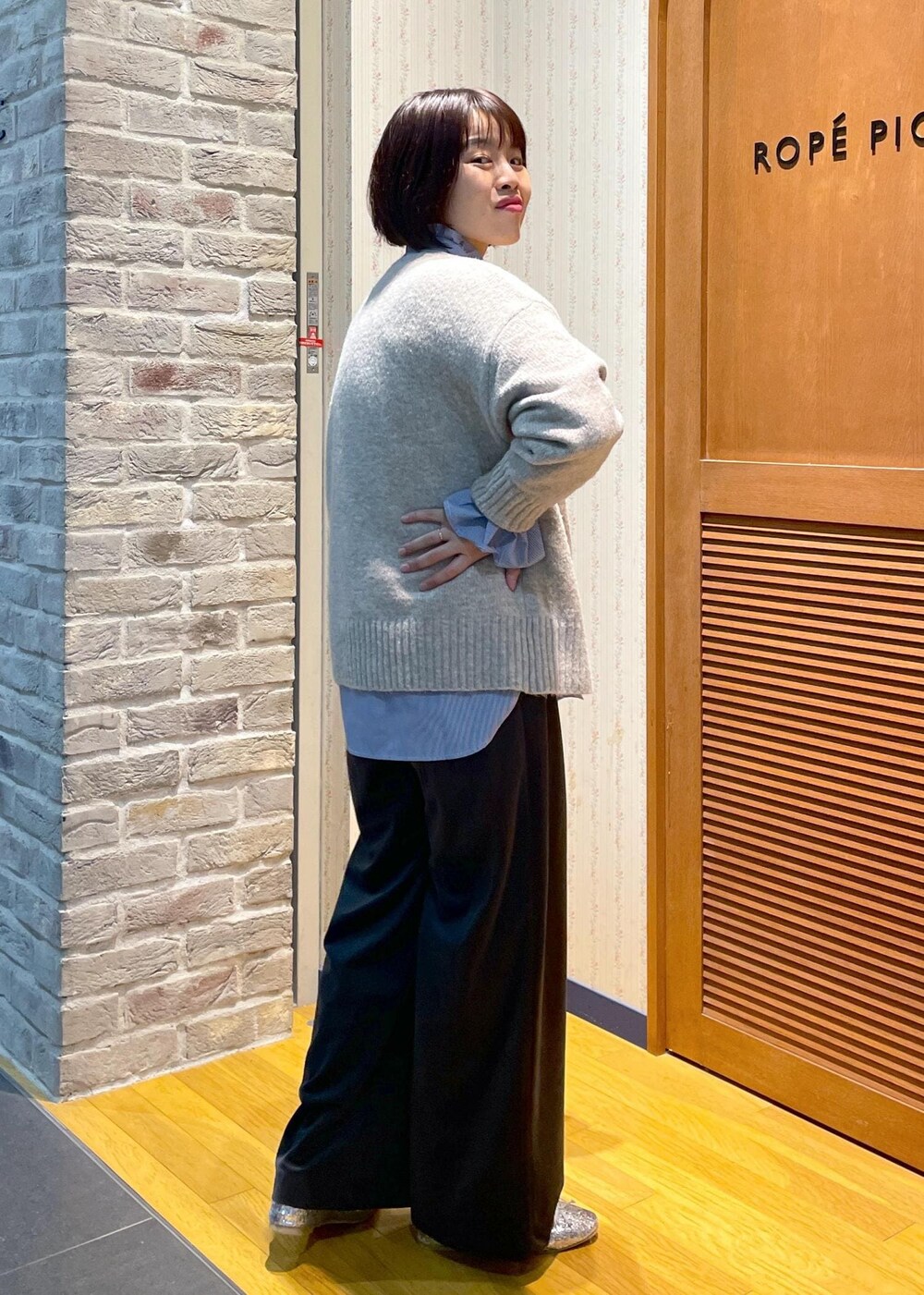 「ニットコーデ、もちふわニット、ボートネックニット、機能性ニット、シャツコーデ、フリルシャツ、ストライプシャツ、ストライプ、ワイドパンツ、イージーワイドパンツ、コーデュロイパンツ、フラットシューズ、ペタンコシューズ、グリッターシューズ、グリッター」|「ROPE' PICNICの【新色追加】洗えるメッシュハンドルミドルトートバッグ(トートバッグ、レッド系)」を使った、Yuriさん(レディース・159cm)の冬コーディネートの4枚目の写真