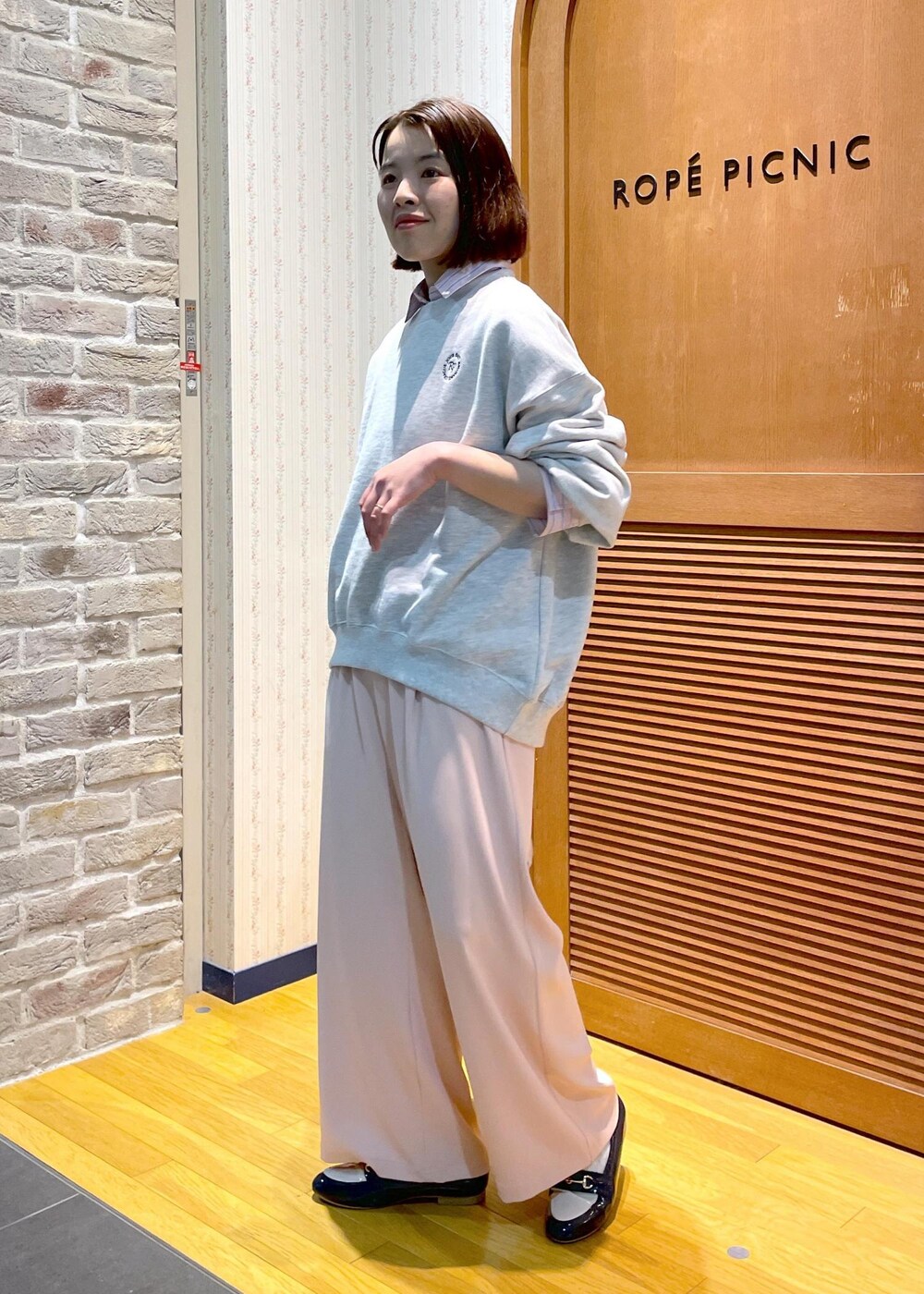 ピンク系のシャツ/ブラウス、ピンク系のその他パンツ、グレー系のスウェットを着用したレディースの冬コーディネートの2枚目の写真