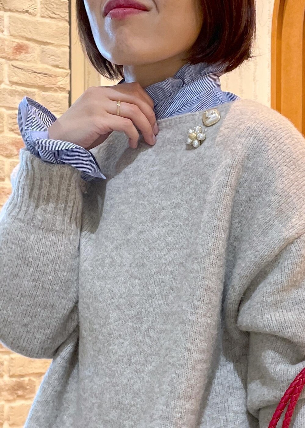 「ニットコーデ、もちふわニット、ボートネックニット、機能性ニット、シャツコーデ、フリルシャツ、ストライプシャツ、ストライプ、ワイドパンツ、イージーワイドパンツ、コーデュロイパンツ、フラットシューズ、ペタンコシューズ、グリッターシューズ、グリッター」|「ROPE' PICNICの【新色追加】洗えるメッシュハンドルミドルトートバッグ(トートバッグ、レッド系)」を使った、Yuriさん(レディース・159cm)の冬コーディネートの7枚目の写真