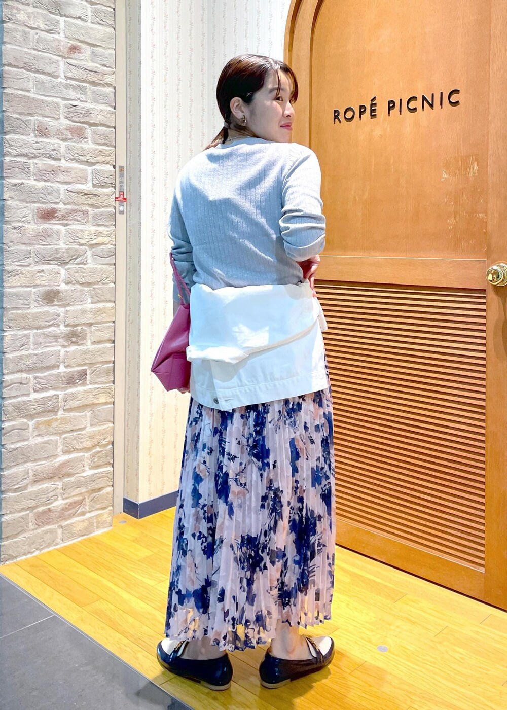 「大人カジュアル、きれいめカジュアル、春コーデ、デート、デートコーデ、お出かけ、お出かけコーデ、休日スタイル、ラメニット、ニット、デニム、デニムコーデ、デニムジャケット、ホワイトデニム、花柄」｜「ROPE' PICNICの花柄ジャガードプリーツスカート（スカート、ピンク系）」を使った、Yuriさん（レディース・159cm）の冬コーディネートの3枚目の写真