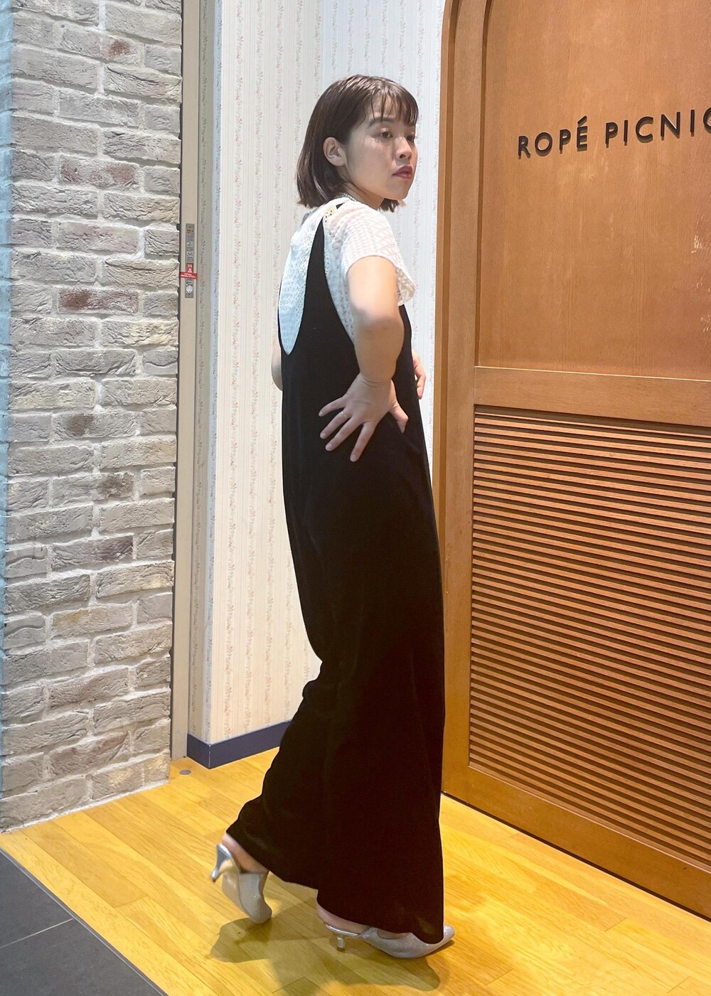 「お呼ばれコーデ、ベロアオールインワン、ベロア、レースブラウス、グリッターカラー、ミュール、ミニバッグ、パールネックレス、レース、オールインワン、夏コーデ、初秋コーデ、デートコーデ、お出かけコーデ、女子会コーデ」｜「ROPE' PICNICのショート丈レースブラウス（シャツ/ブラウス、ホワイト系）」を使った、Yuriさん（レディース・159cm）の夏コーディネートの4枚目の写真