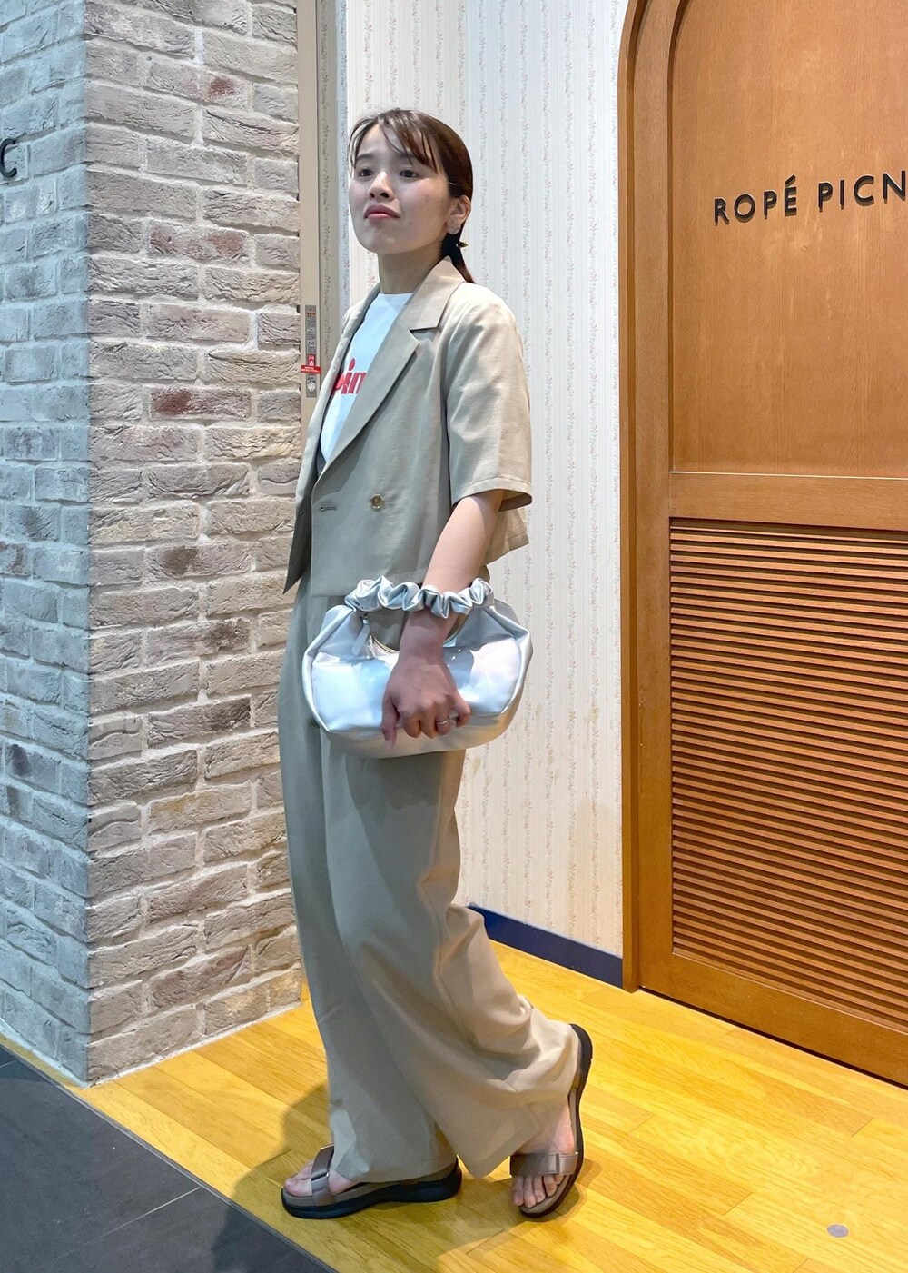 「大人カジュアル、トレンド、トレンドコーデ、夏コーデ、初夏コーデ、お出かけ、お出かけコーデ、セットアップ、セットアップコーデ、Tシャツ、ロゴTシャツ、ジャケット、クロップド丈ジャケット、麻調ジャケット、クロップド丈」｜「ROPE' PICNICのワニカンベルクロスニーカーサンダル（サンダル、ベージュ系）」を使った、Yuriさん（レディース・159cm）の春コーディネートの2枚目の写真