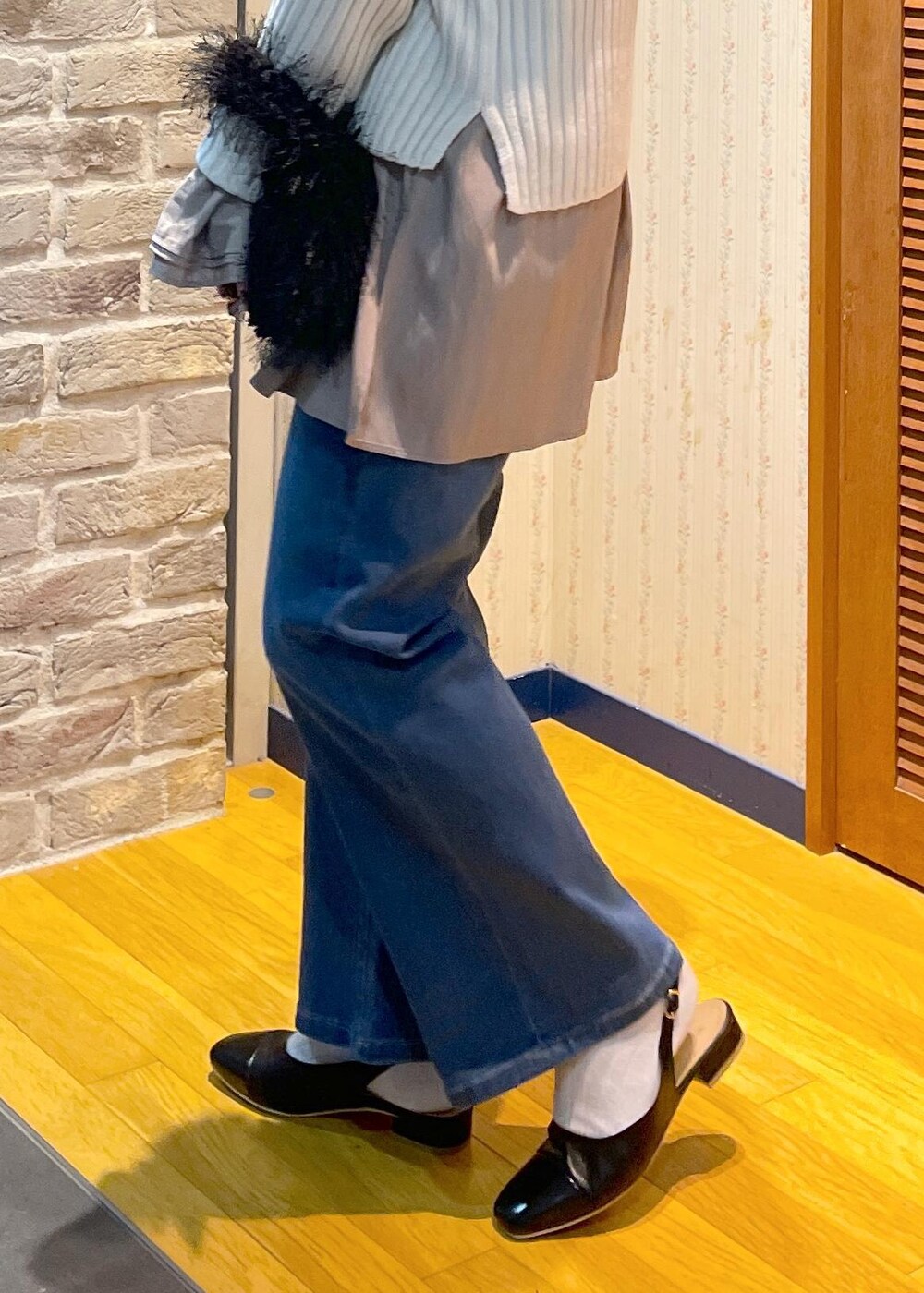「ニットコーデ、リブ切替ニット、リブニット、ハイネックニット、白ニット、フリルブラウス、フリル、ブラウスコーデ、デニムコーデ、フレアデニム、ミュール、ハンドバッグ、ファーバッグ、ファー、ベレー帽」|「ROPE' PICNICの2WAY/フリルブラウス(シャツ/ブラウス、ブラウン系)」を使った、Yuriさん(レディース・159cm)の秋コーディネートの9枚目の写真