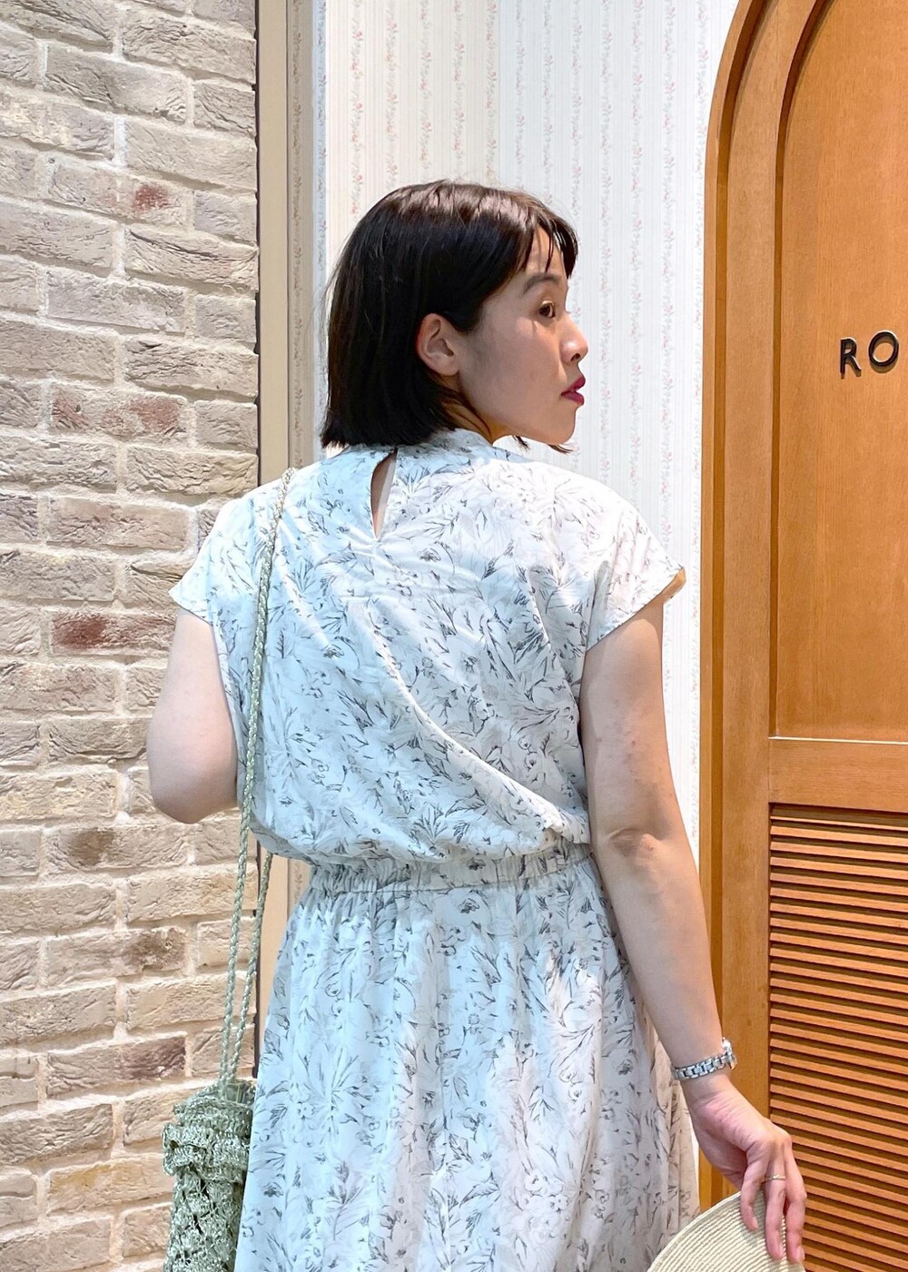 「花柄ワンピース、ワンピースコーデ、休日スタイル、休日コーデ、ホワイト、ロング、花柄、総柄、ウエストマーク、ストラップ、ストラップサンダル、フラット、夏コーデ、デートコーデ、お出かけコーデ」｜「ROPE' PICNICの細編みつば広サイドリボンハット（ハット、ベージュ系）」を使った、Yuriさん（レディース・159cm）の夏コーディネートの7枚目の写真