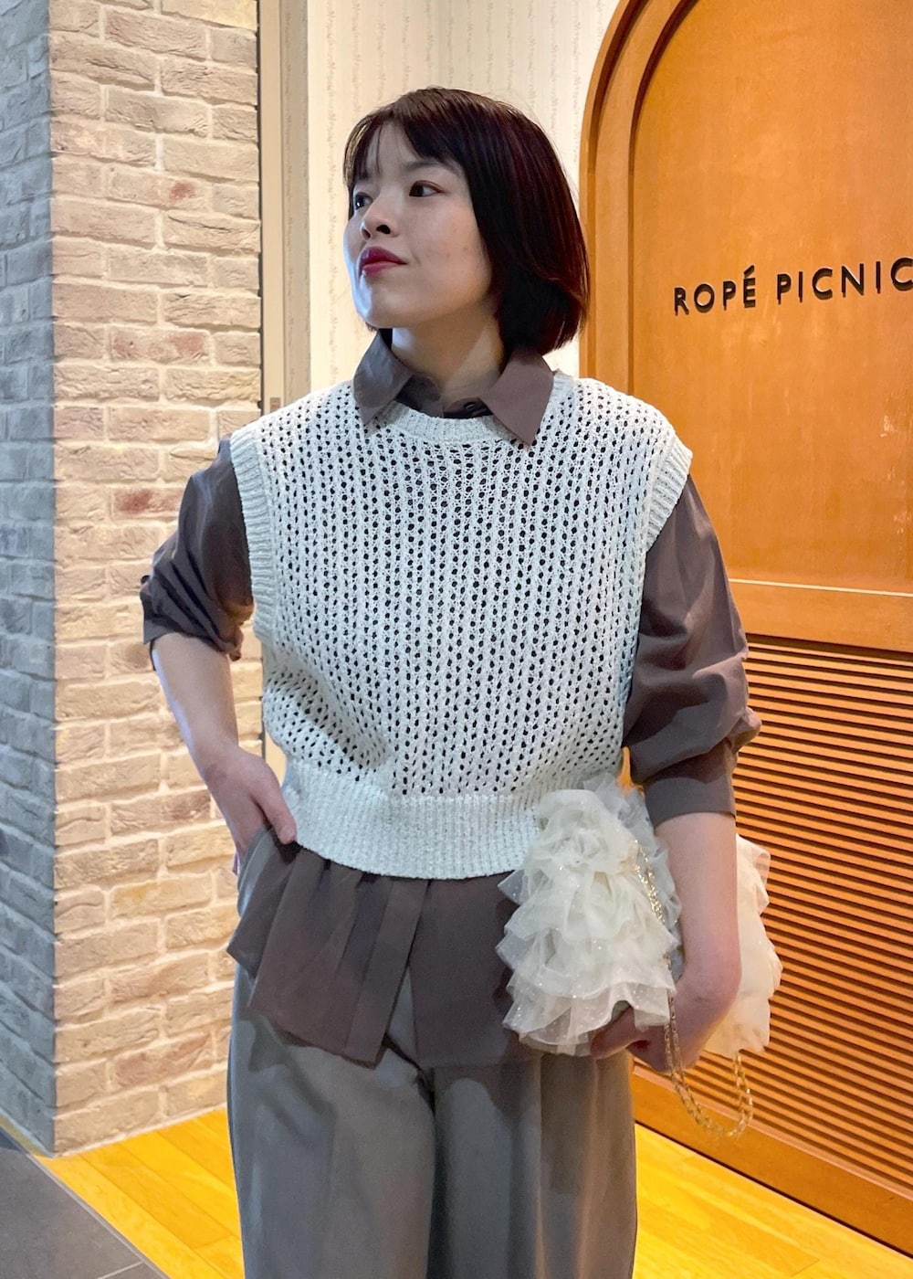 「シャツコーデ、綿ボイルシャツ、ブラウンシャツ、ニットベスト、ラメニットベスト、ワイドパンツ、フラットシューズ、フリルバッグ、チェーンショルダーバッグ、きれいめカジュアル、きれいめカジュアルコーデ、休日コーデ、休日スタイル、春コーデ、お出かけコーデ」｜「ROPE' PICNICの透かし編みラメニットベスト（ベスト、ホワイト系）」を使った、Yuriさん（レディース・159cm）の冬コーディネートの9枚目の写真