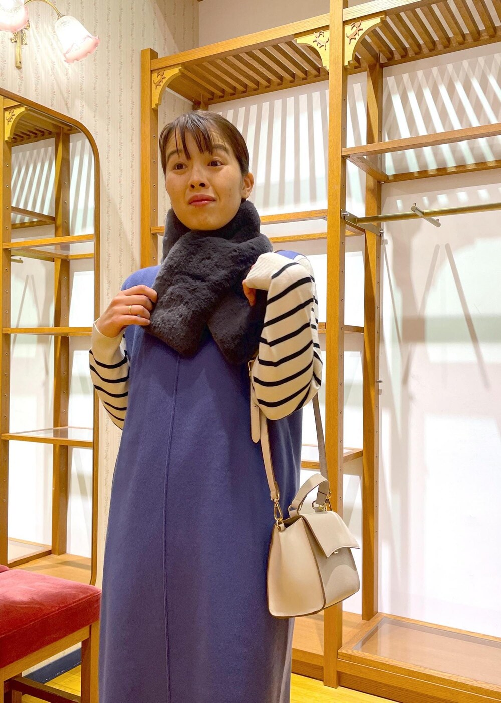 「大人カジュアル、きれいめカジュアル、お出かけコーデ、イベントコーデ、忘年会コーデ、新年会コーデ、年末年始、帰省、帰省コーデ、ジャンスカ、ニットジャンスカ、ジャンパースカート、ショルダーバッグ、きれいめバッグ、ファー」｜「ROPE' PICNICのニットジャンパースカート/洗濯機OK・アンチピリング（ジャンパースカート、ブルー系）」を使った、Yuriさん（レディース・159cm）の冬コーディネートの3枚目の写真