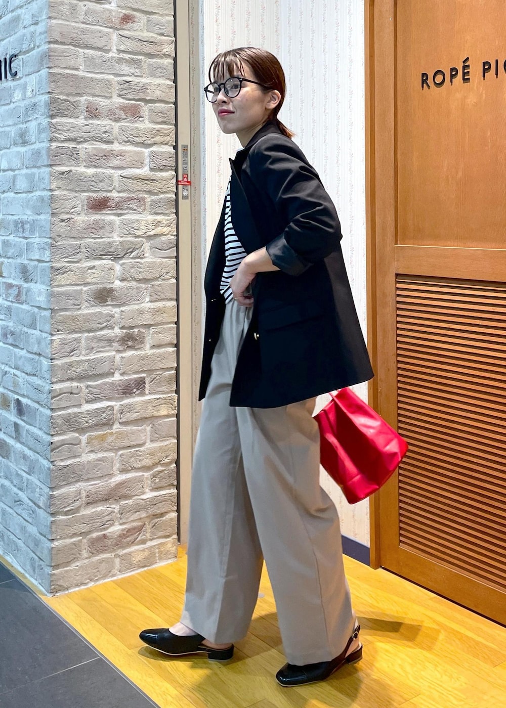 「ジャケットコーデ、ボーダートップス、ワイドパンツ、イージーパンツ、ミュール、ハンドバッグ、洗えるバッグ、カラーバッグ、カットソー、ボーダー、初秋コーデ、秋コーデ、お仕事コーデ、お出かけコーデ、女子会コーデ」|「ROPE' PICNICの細ボーダー天竺トップス/リンクコーデ(Tシャツ/カットソー、ホワイト系)」を使った、Yuriさん(レディース・159cm)の秋コーディネートの2枚目の写真