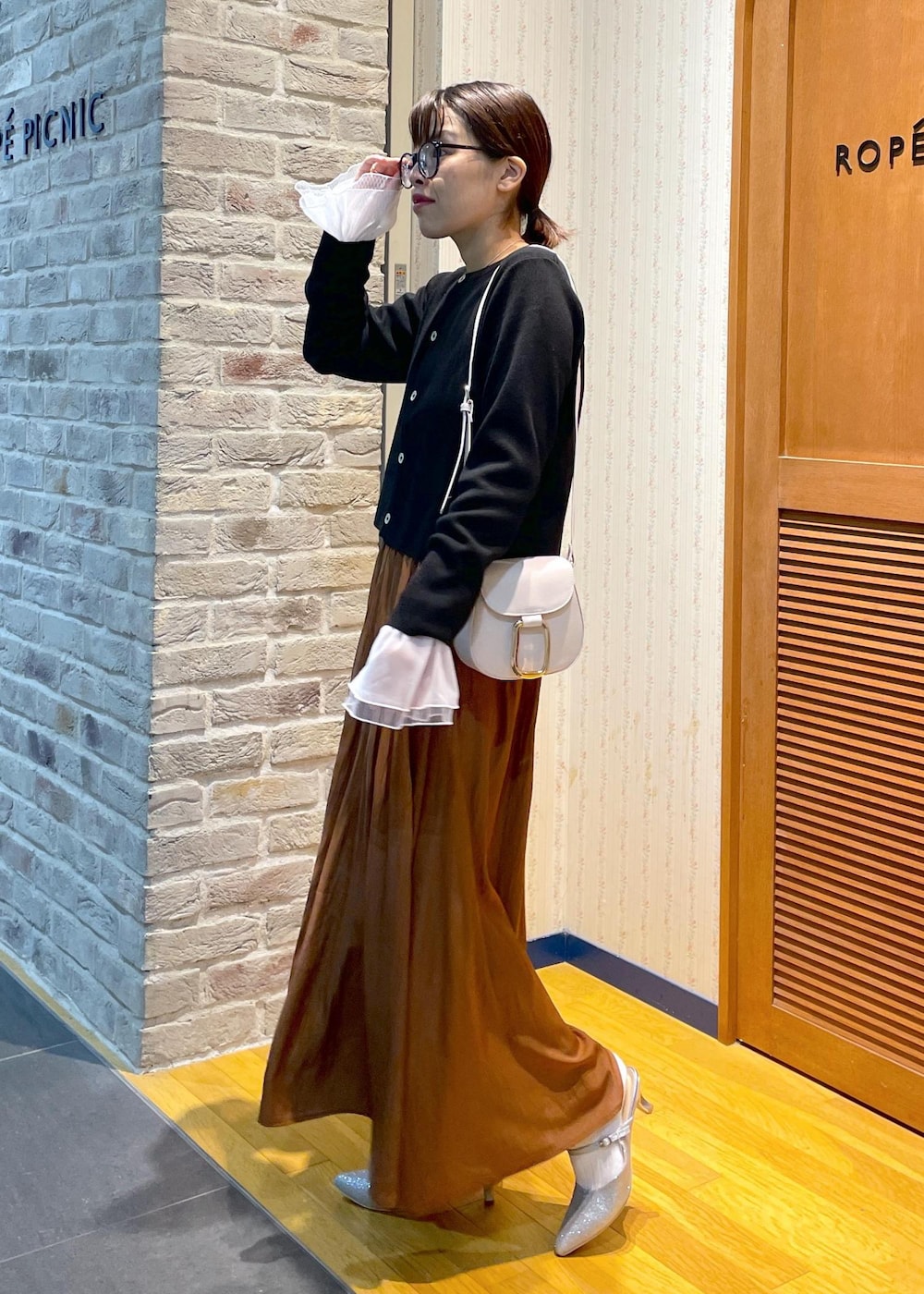「コンパクト丈、リブニット、チュール、スカーチョ、秋カラー、秋カラーコーデ、ミュール、グリッター、ミニバッグ、休日コーデ、休日スタイル、秋コーデ、デートコーデ、お出かけコーデ、女子会コーデ」｜「ROPE' PICNICの袖ラメシアー＆袖チュールプルオーバー（ニット/セーター、グレー系）」を使った、Yuriさん（レディース・159cm）の秋コーディネートの7枚目の写真
