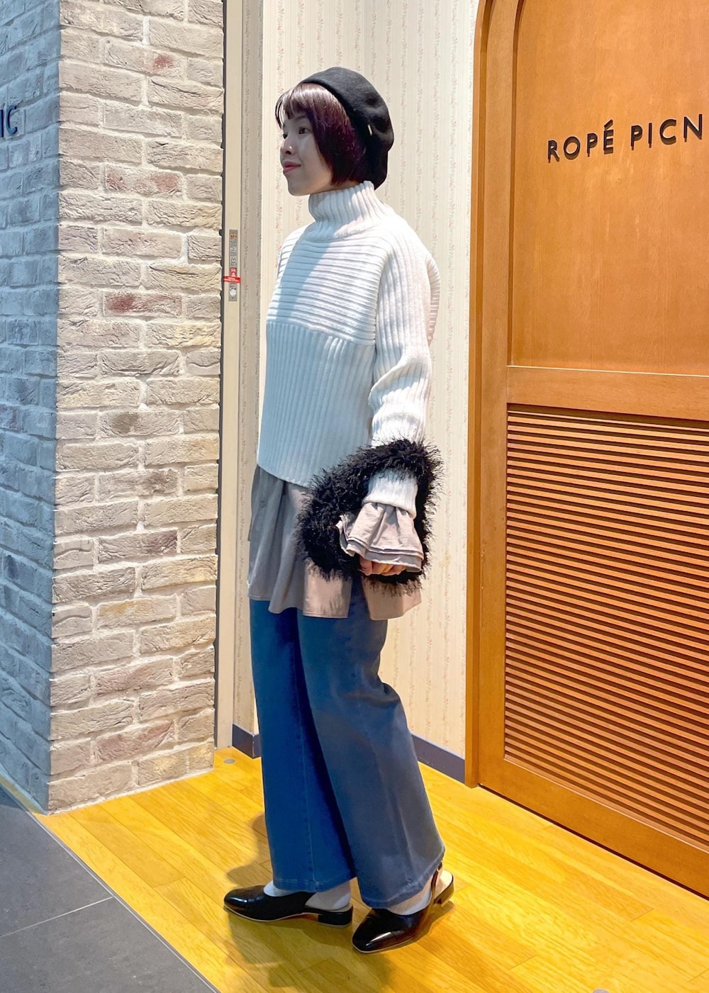 「ニットコーデ、リブ切替ニット、リブニット、ハイネックニット、白ニット、フリルブラウス、フリル、ブラウスコーデ、デニムコーデ、フレアデニム、ミュール、ハンドバッグ、ファーバッグ、ファー、ベレー帽」|「ROPE' PICNICの2WAY/フリルブラウス(シャツ/ブラウス、ブラウン系)」を使った、Yuriさん(レディース・159cm)の秋コーディネートの2枚目の写真
